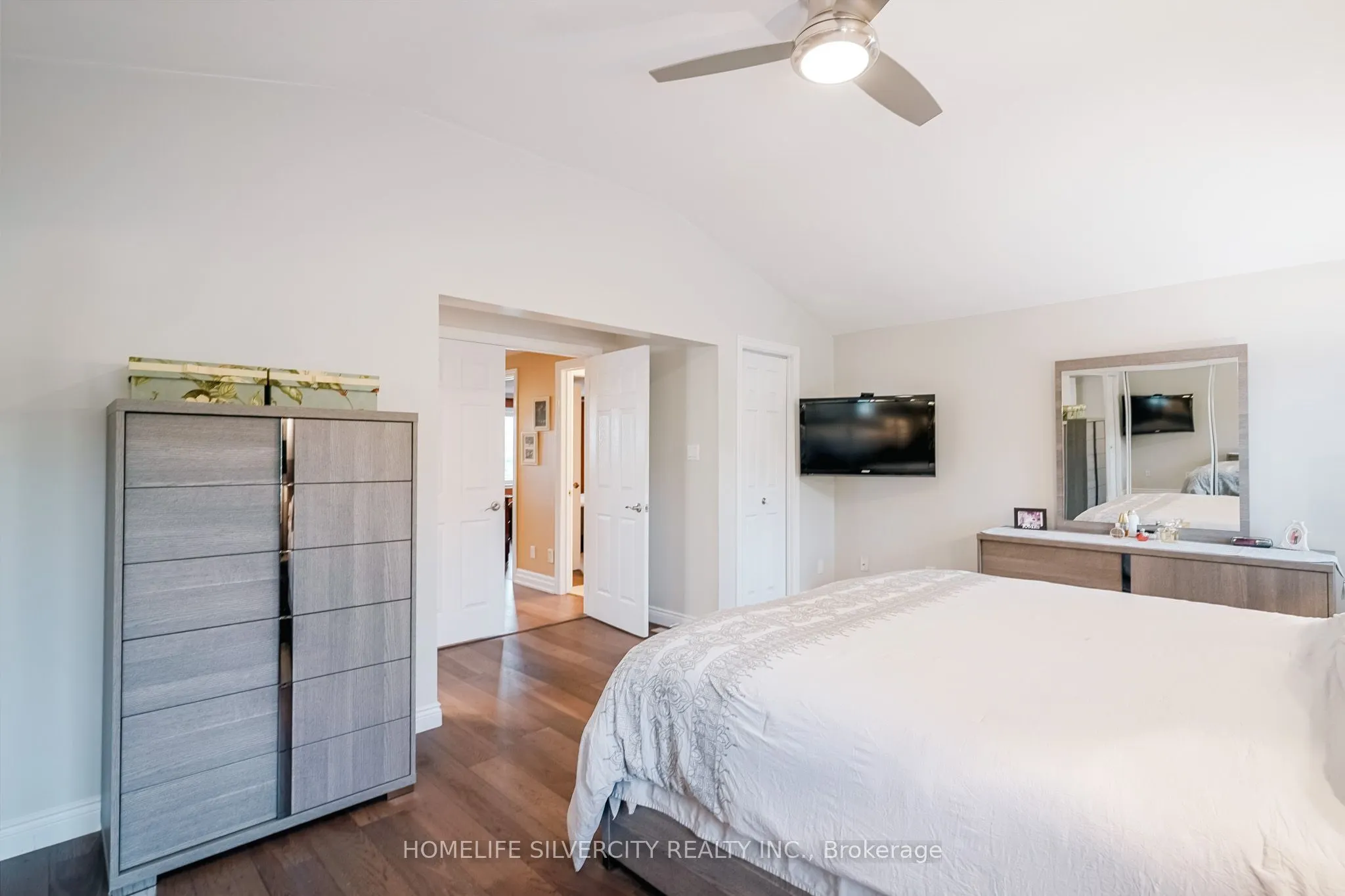 3216 Twin Oaks Crescent