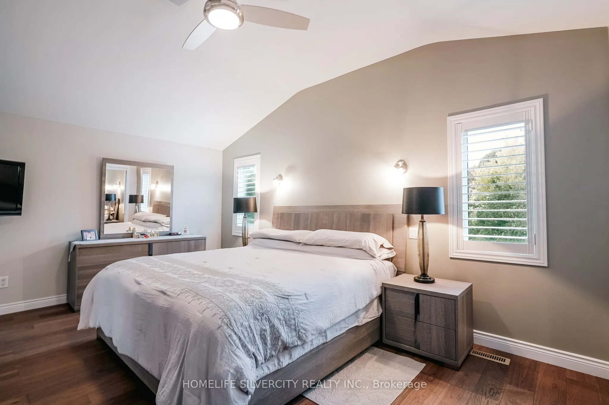 3216 Twin Oaks Crescent