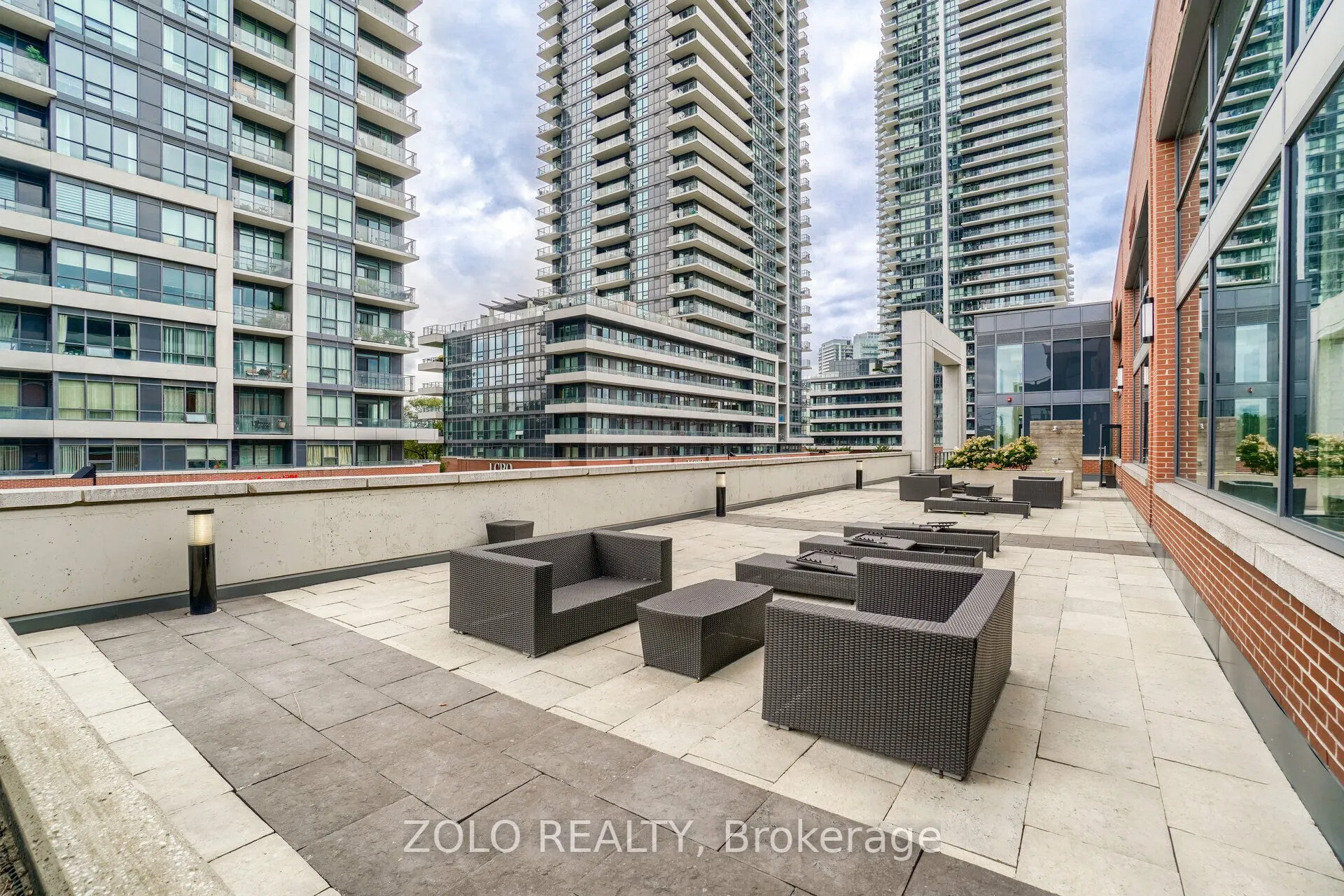 2212 Lakeshore Boulevard W, #902