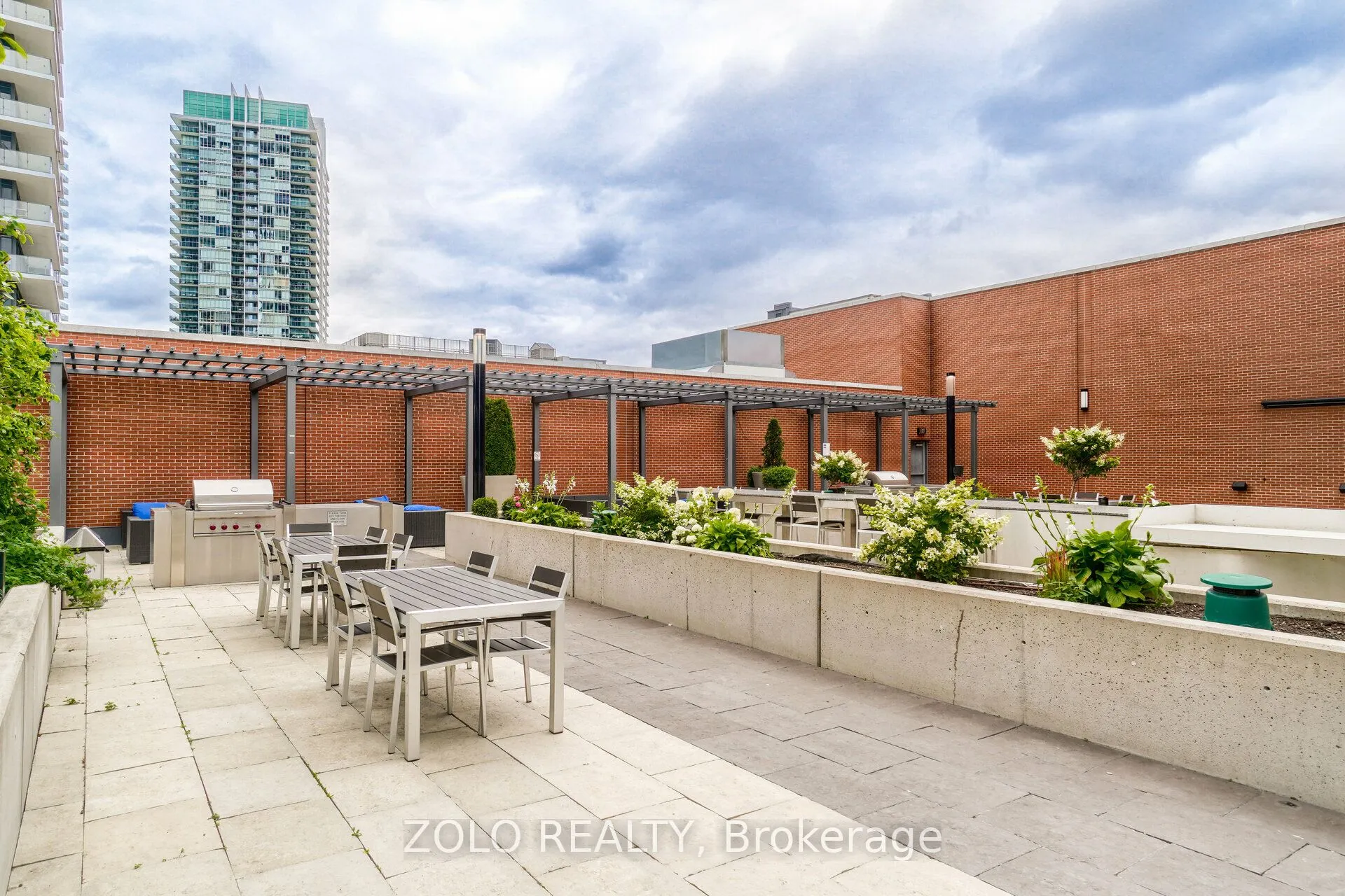 2212 Lakeshore Boulevard W, #902