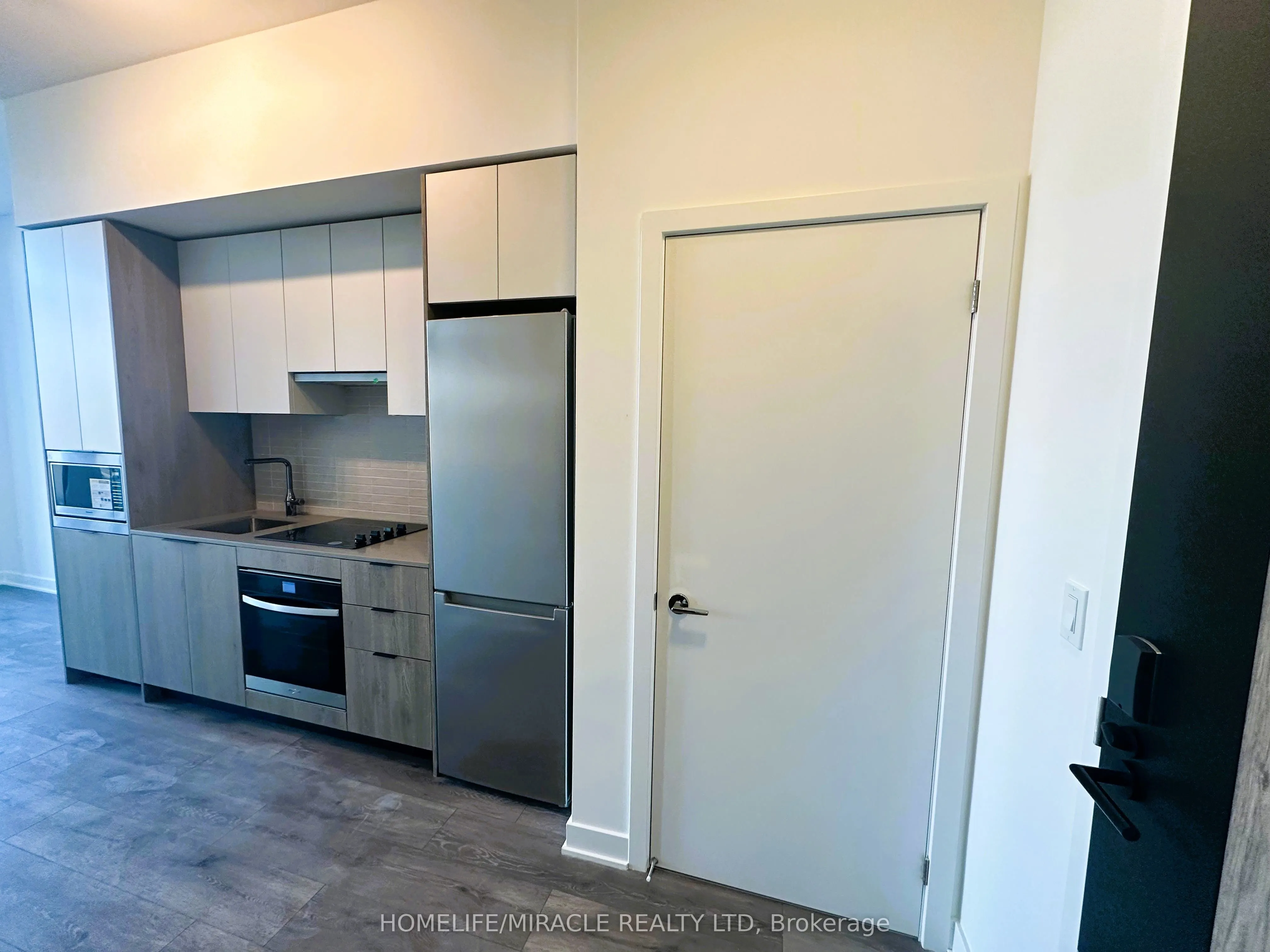 1007 The Queensway W, #216