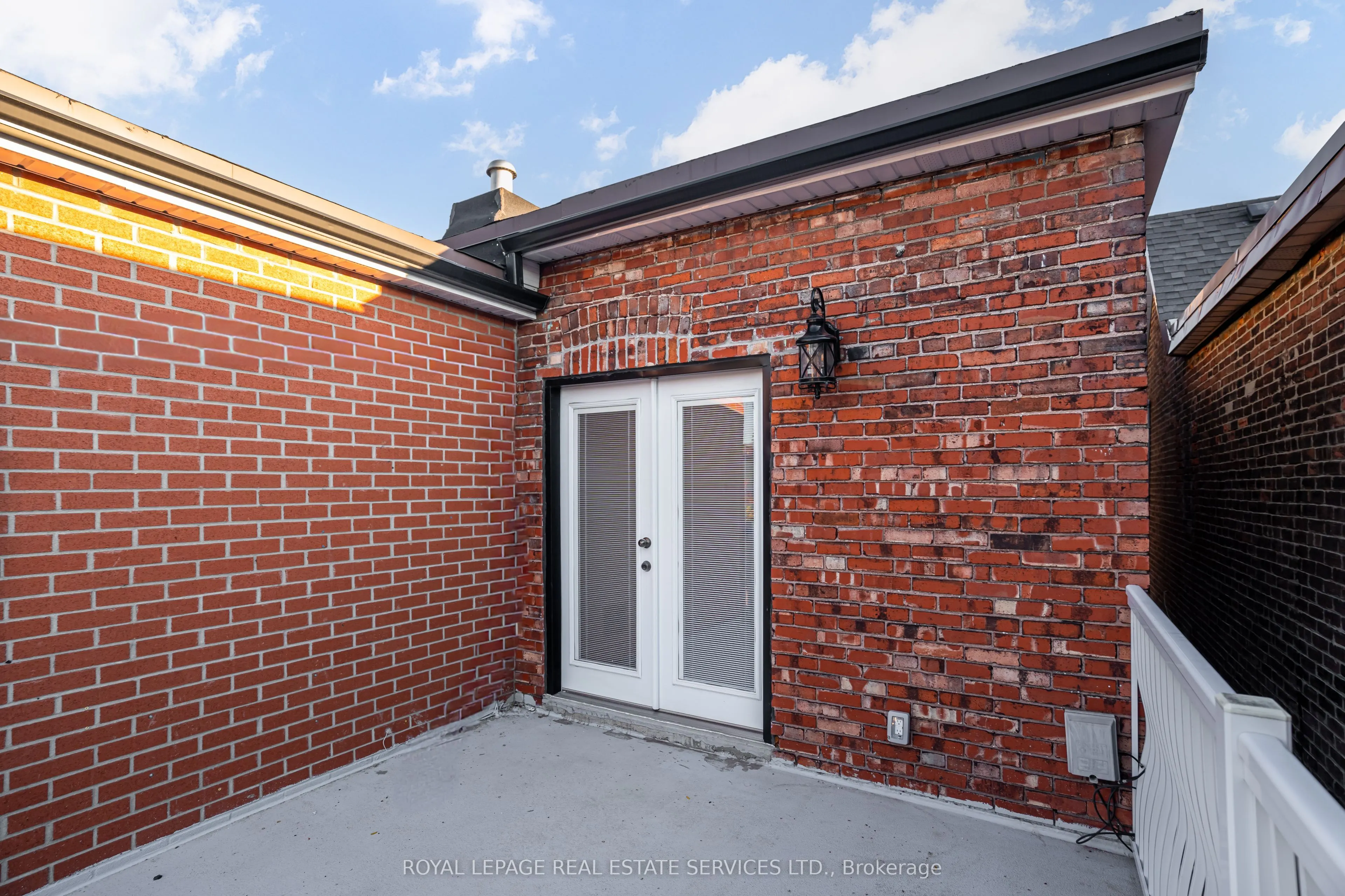 94 Wallace Avenue, #2nd Flr, 2 bdrm + Den/Din