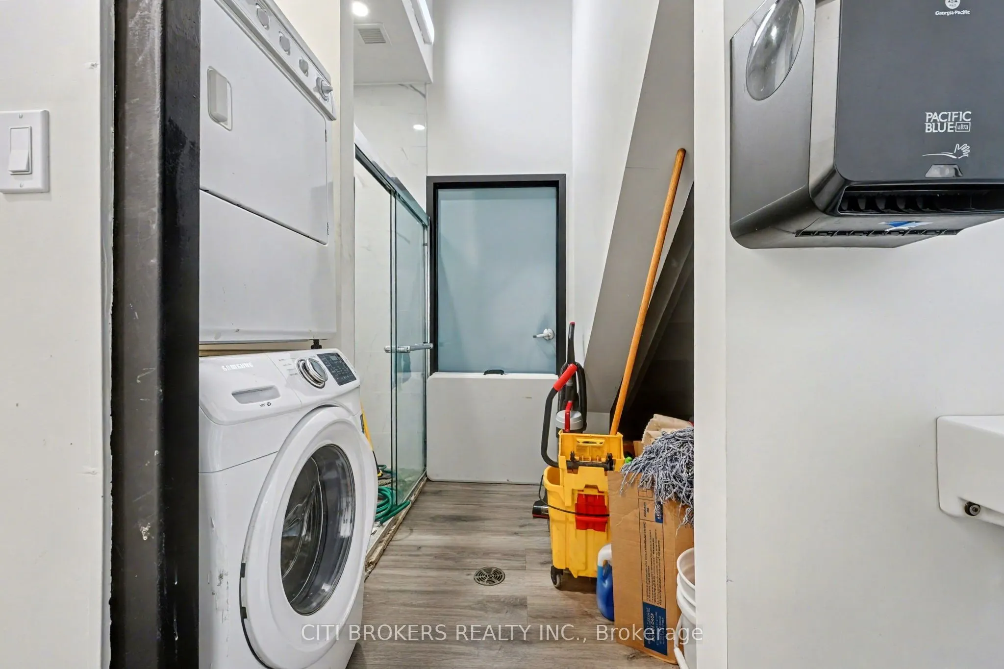 20 Lightbeam Terrace, #B8