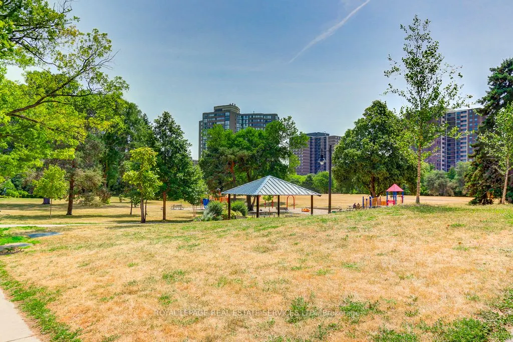 95 La Rose Avenue, #704