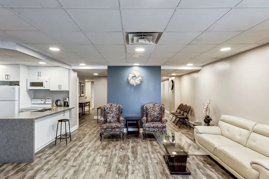 95 La Rose Avenue, #704