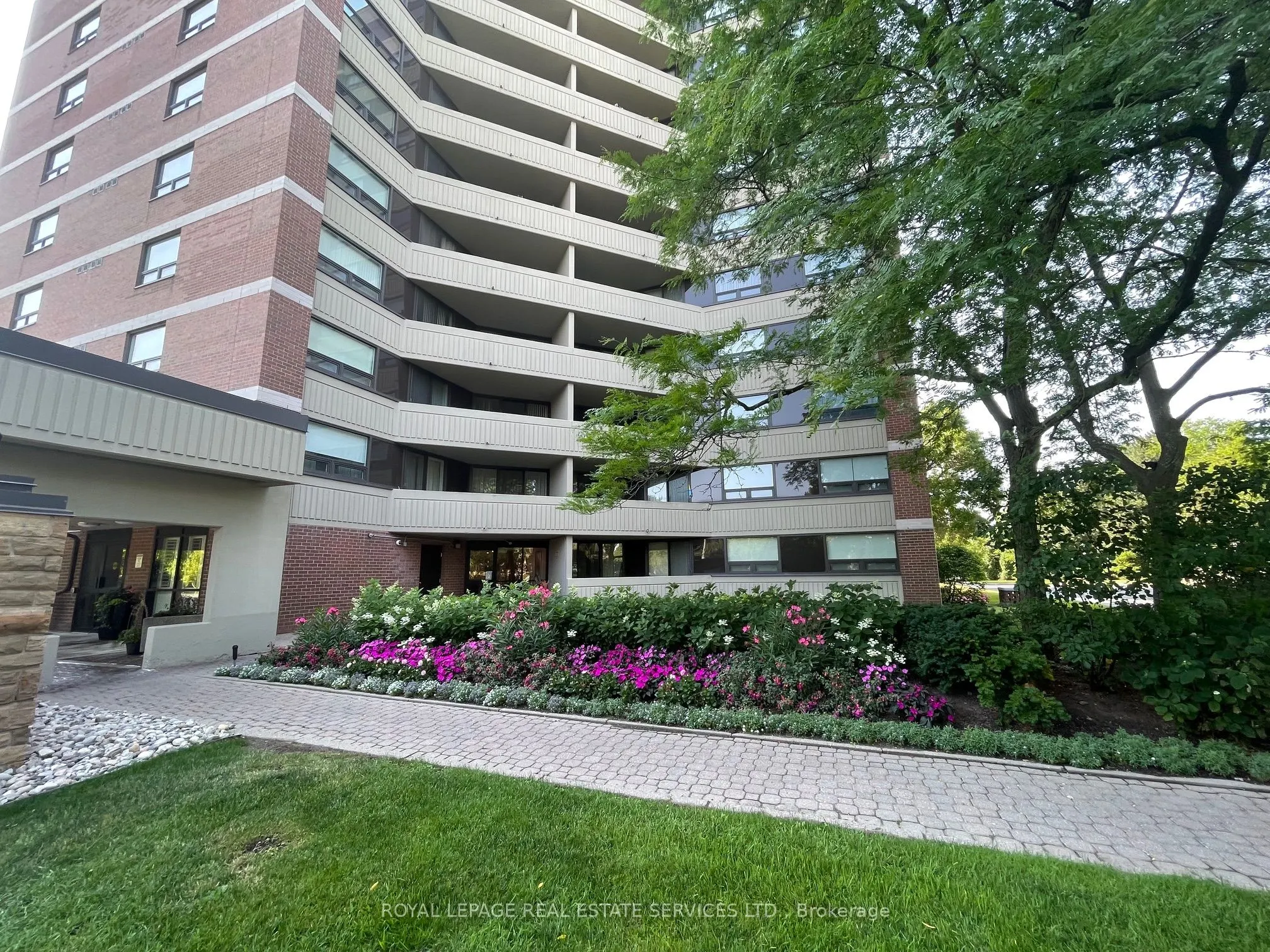 95 La Rose Avenue, #704