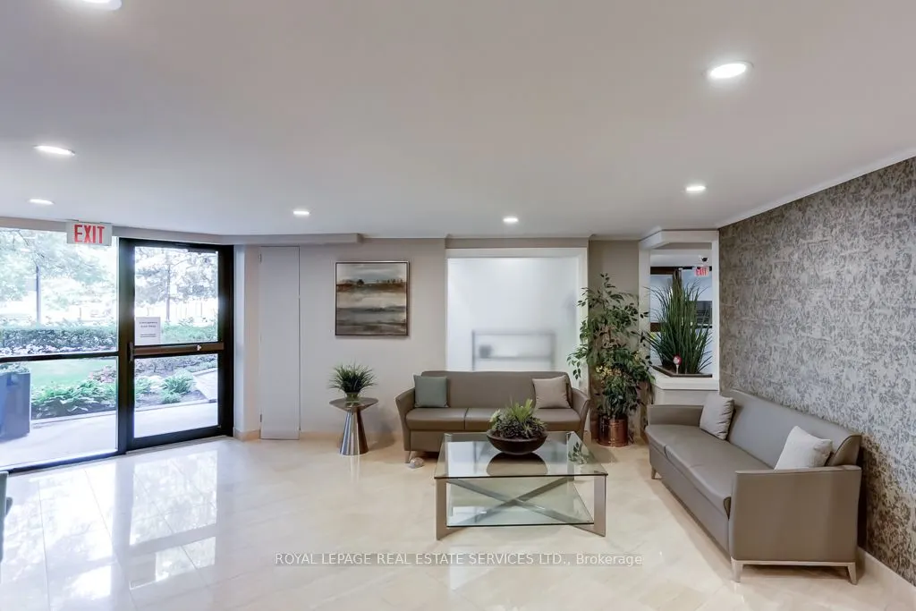 95 La Rose Avenue, #704