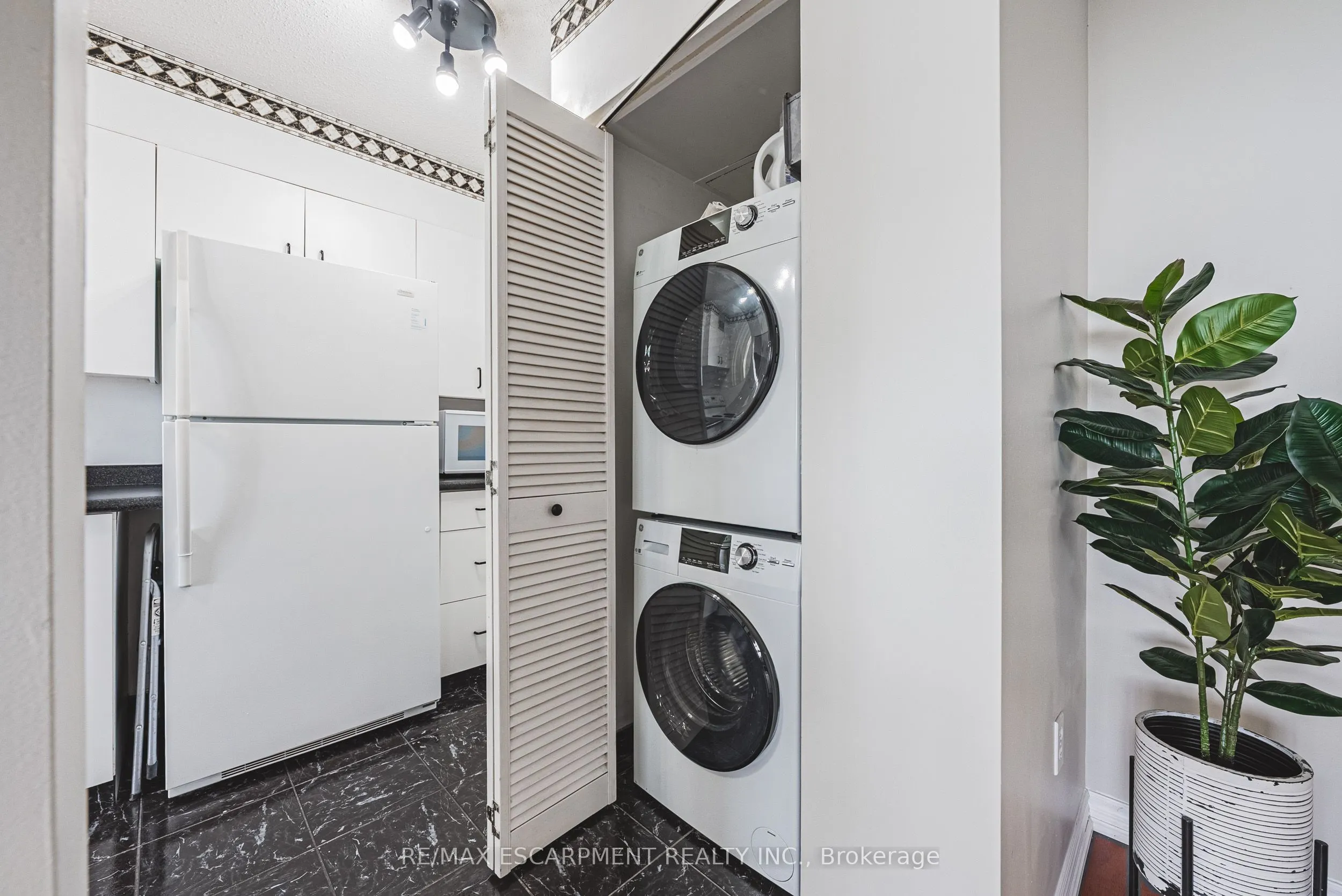 2055 UPPER MIDDLE Road, #1206