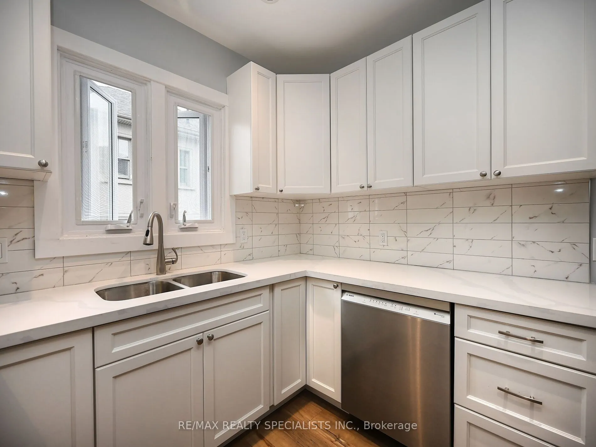 12 Elizabeth Street S