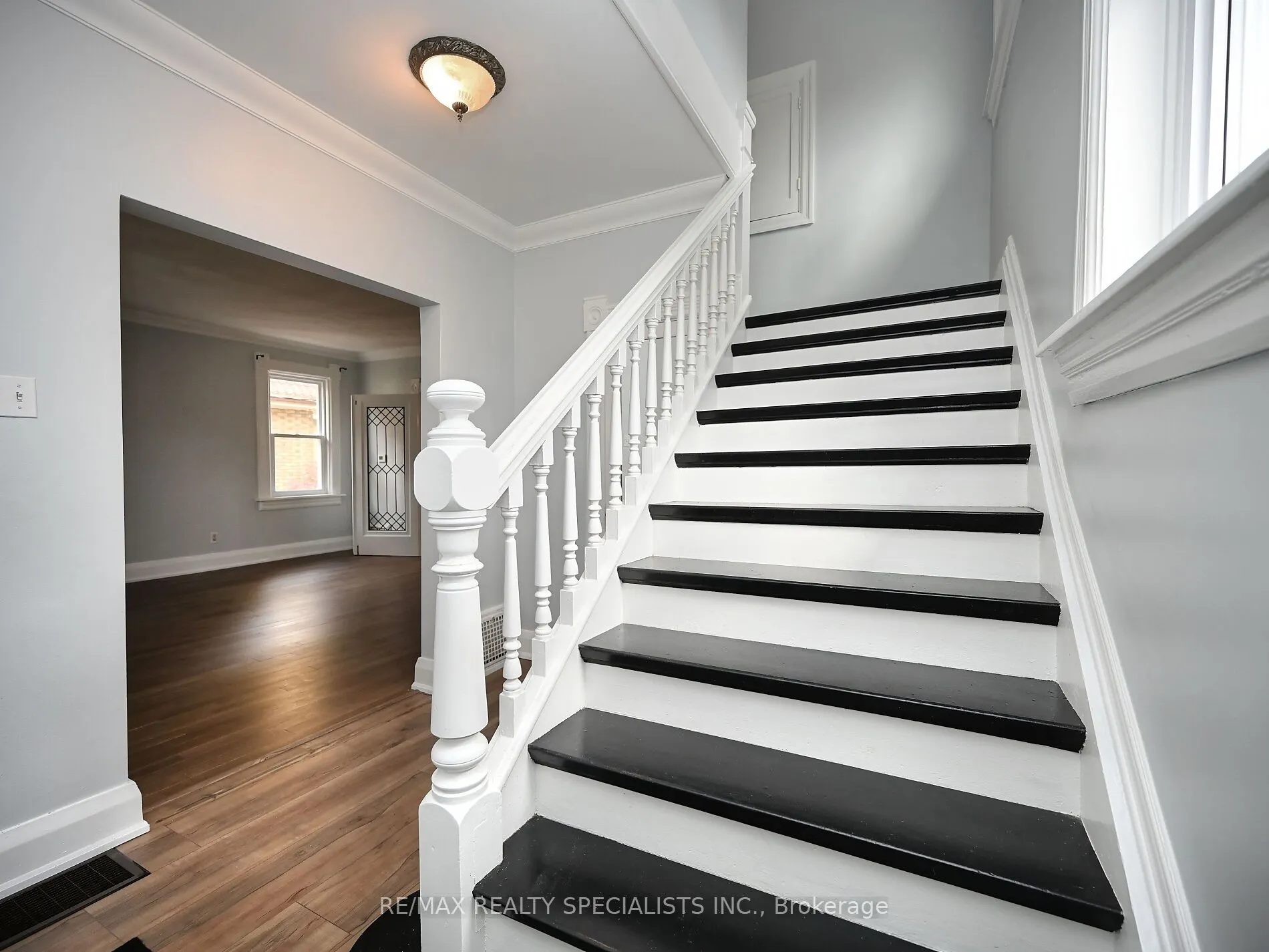 12 Elizabeth Street S