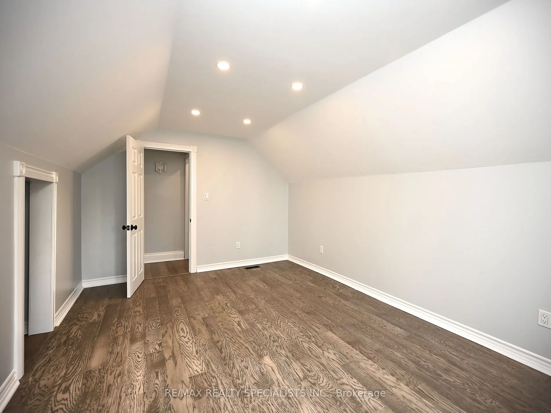 12 Elizabeth Street S