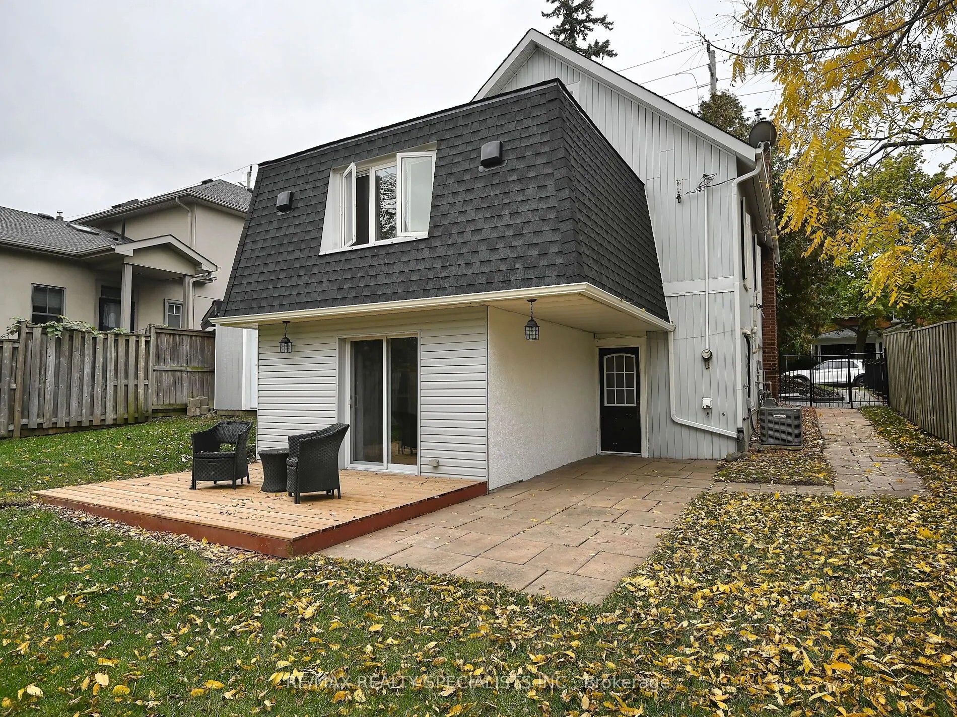 12 Elizabeth Street S