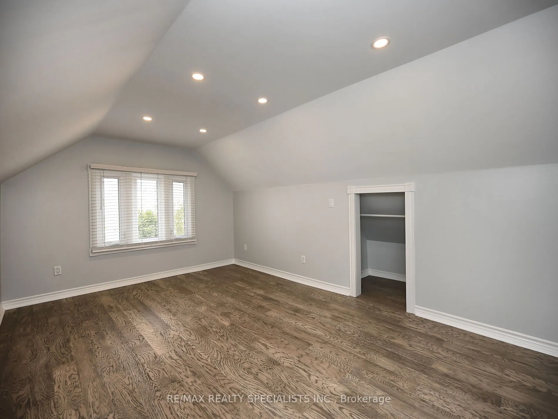 12 Elizabeth Street S