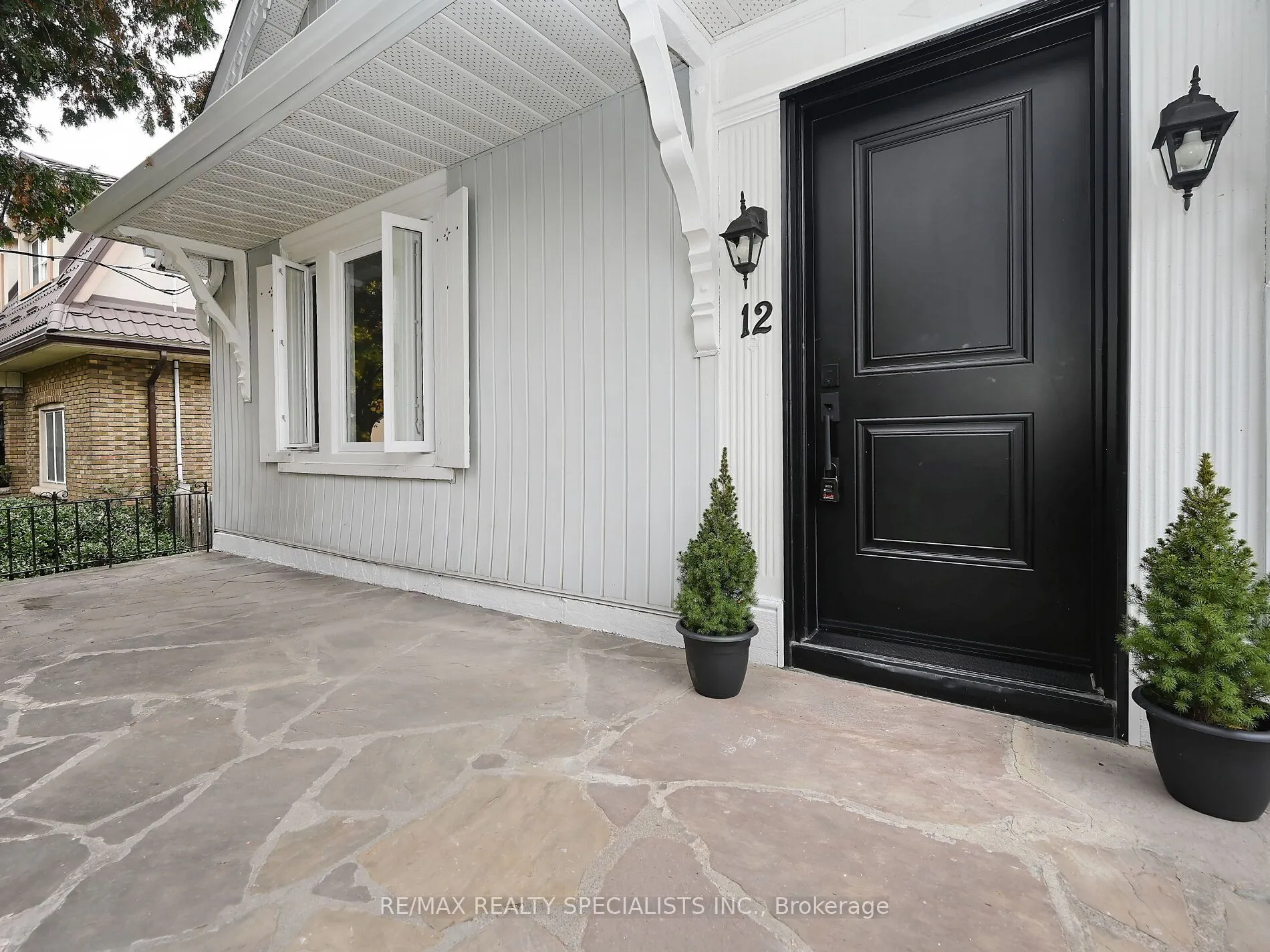 12 Elizabeth Street S