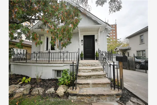 12 Elizabeth Street S