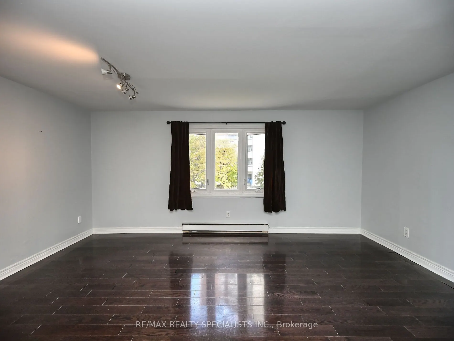 12 Elizabeth Street S