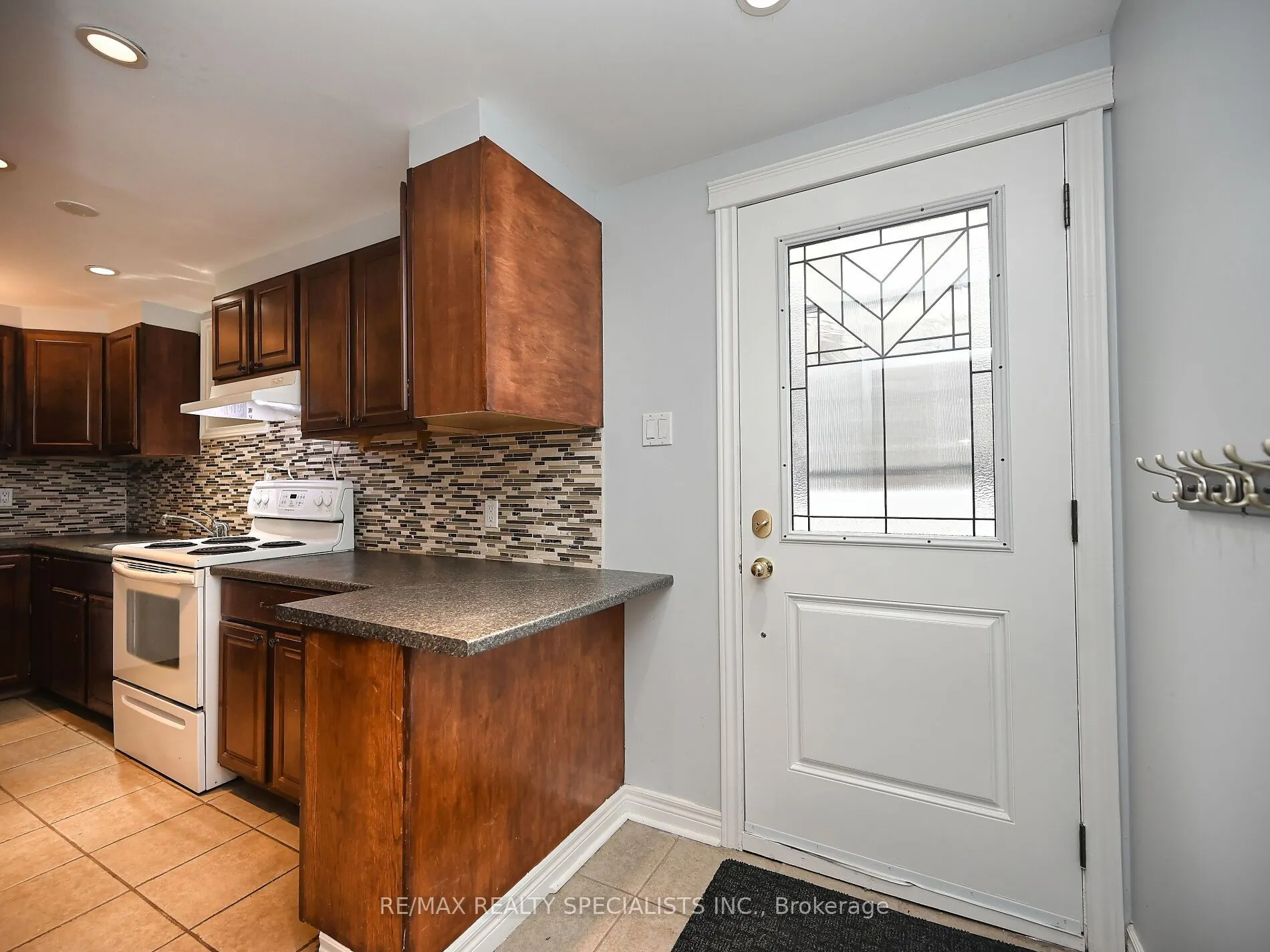 12 Elizabeth Street S