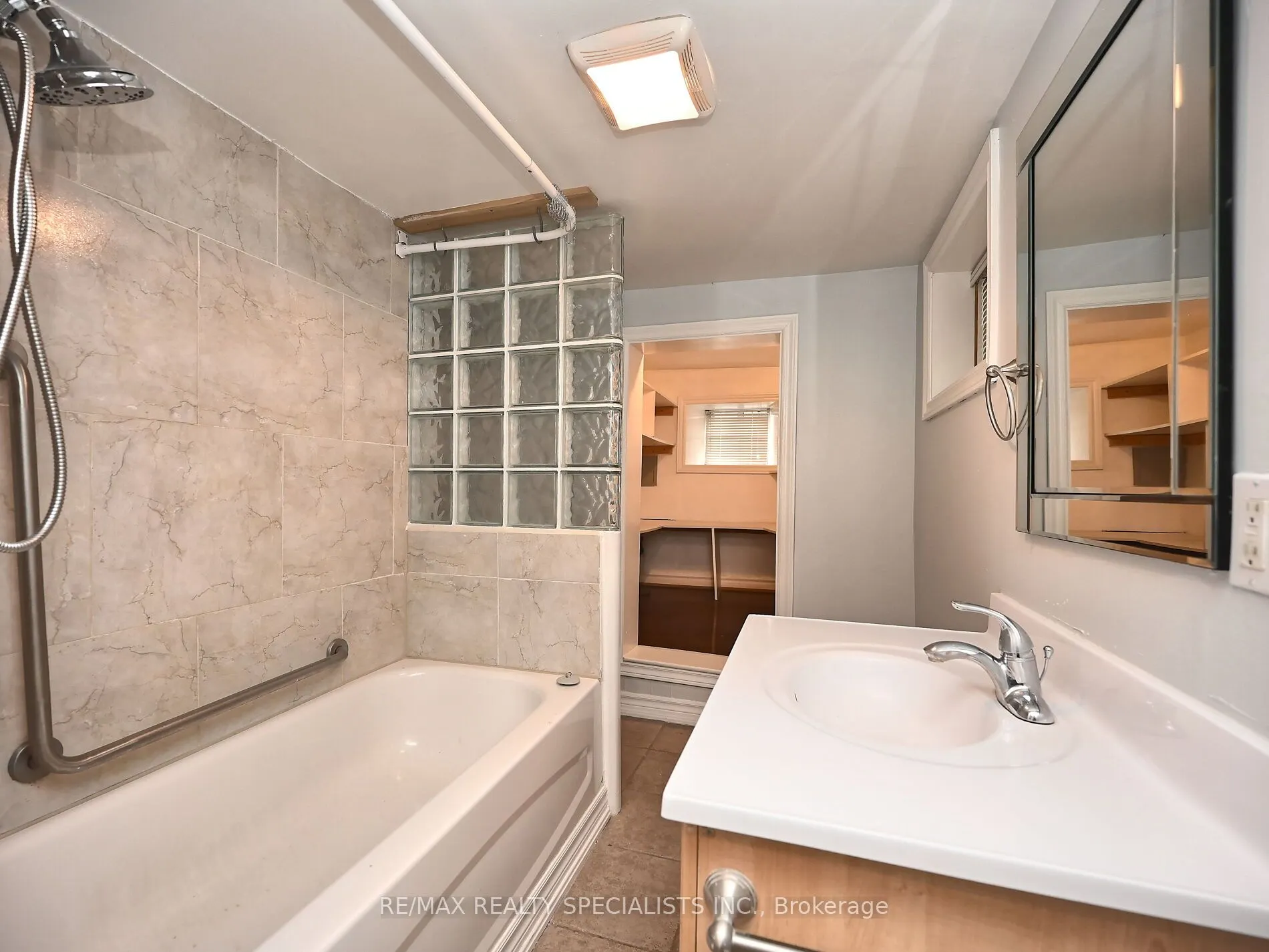 12 Elizabeth Street S