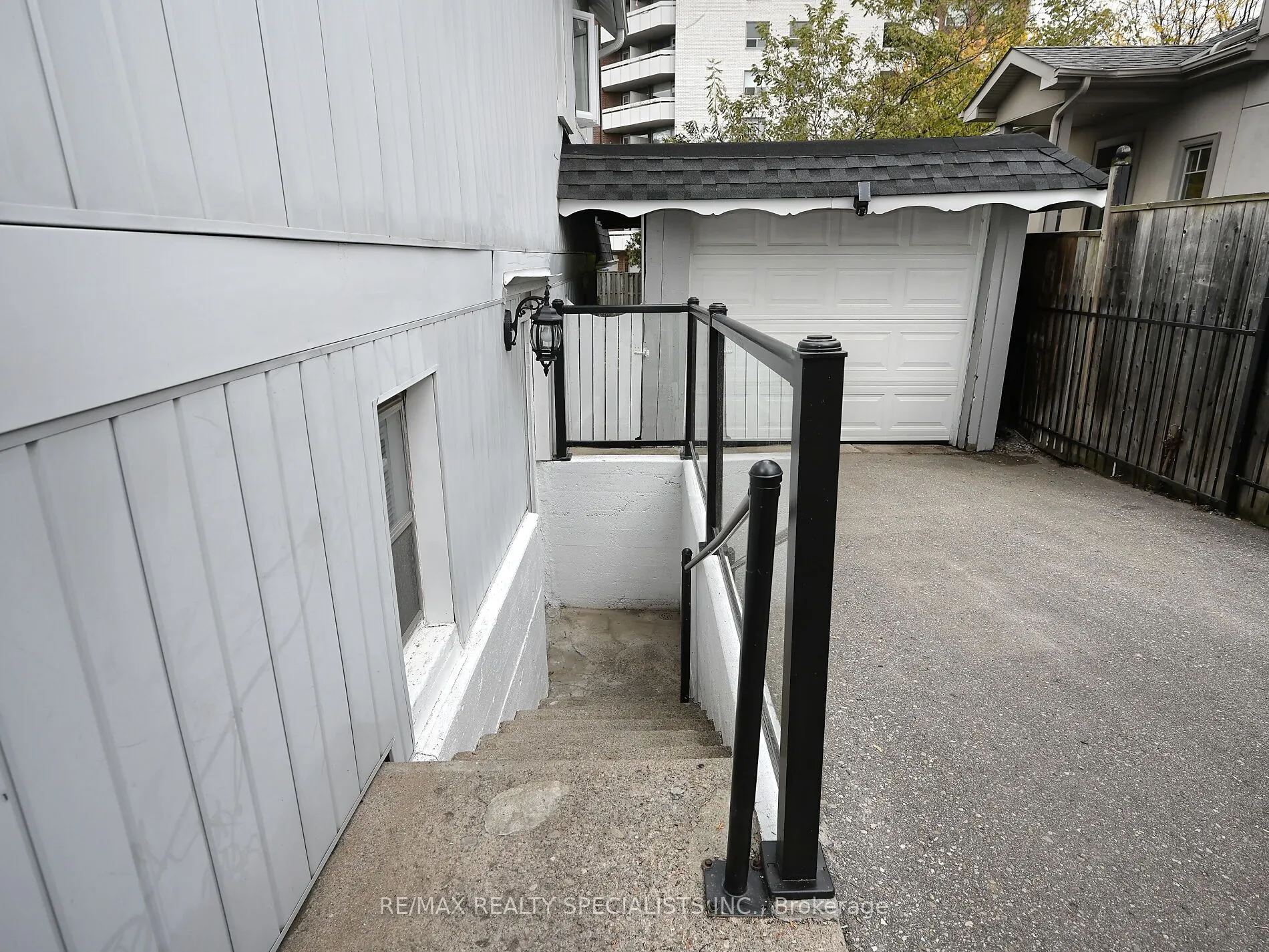 12 Elizabeth Street S