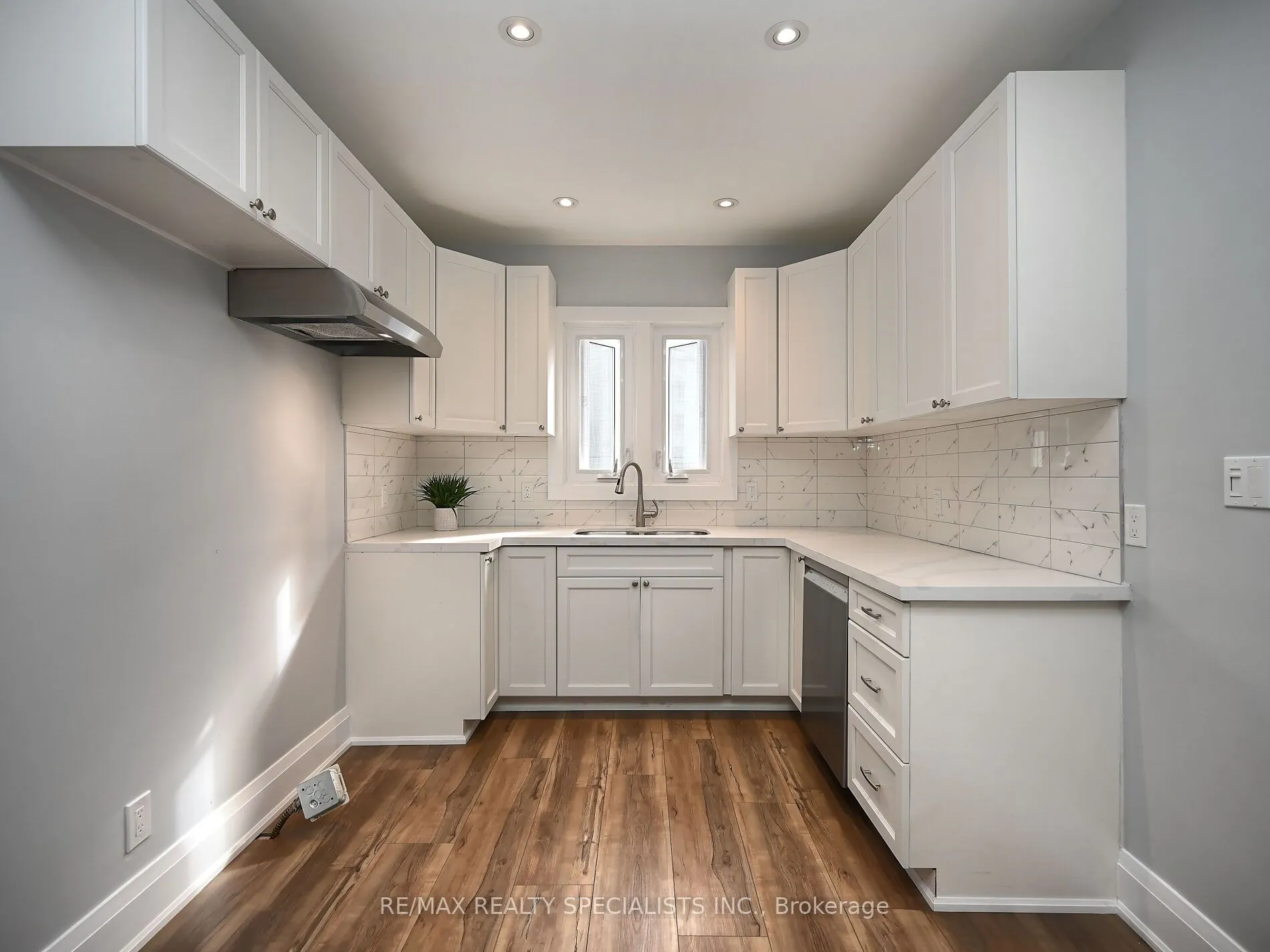 12 Elizabeth Street S