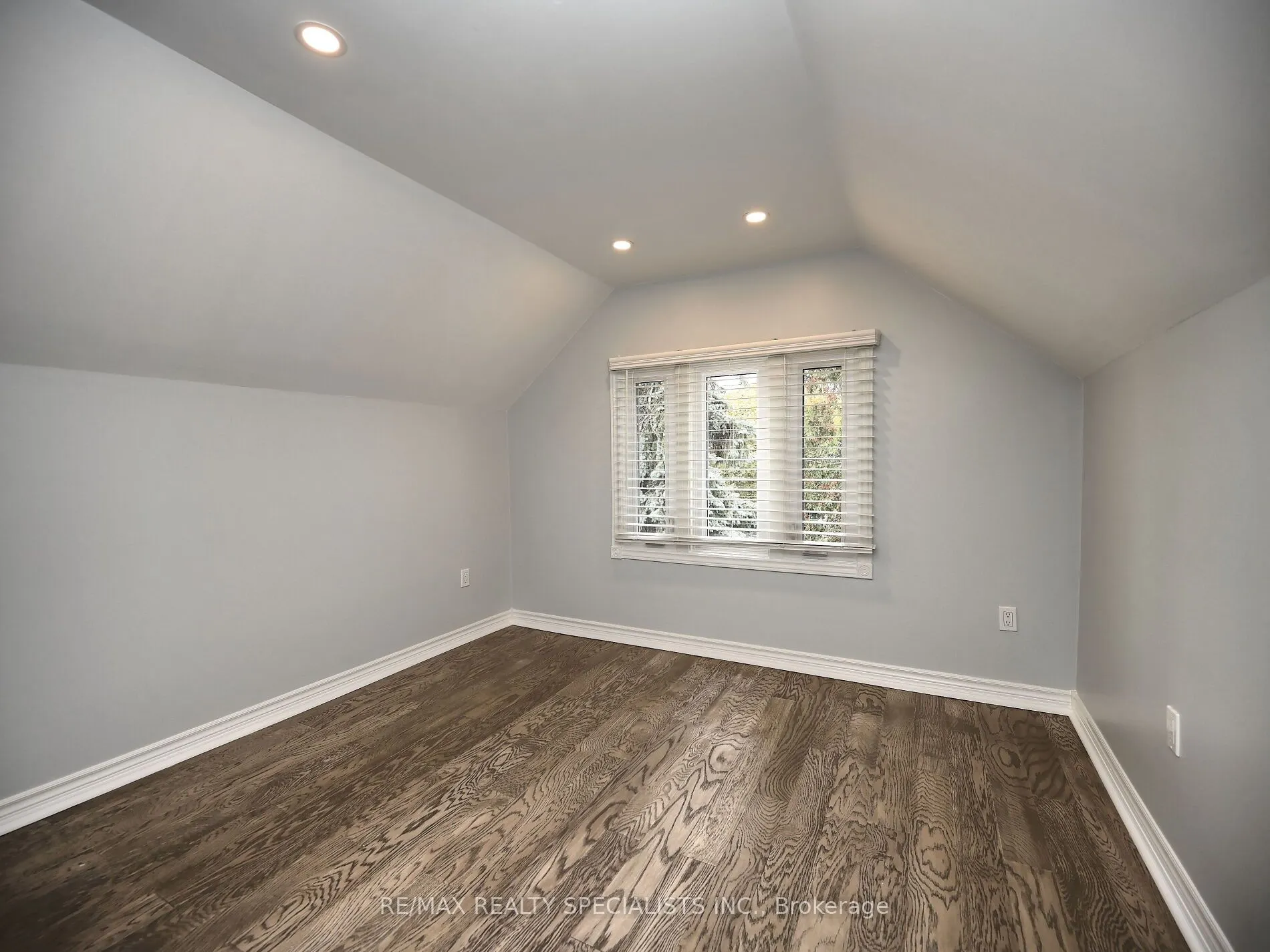 12 Elizabeth Street S