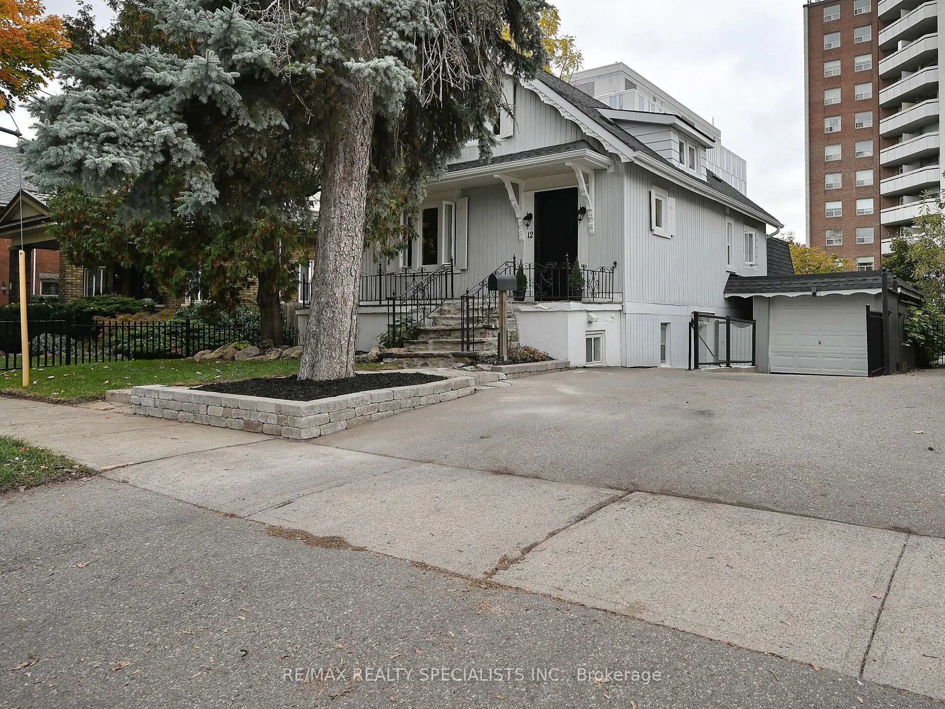 12 Elizabeth Street S