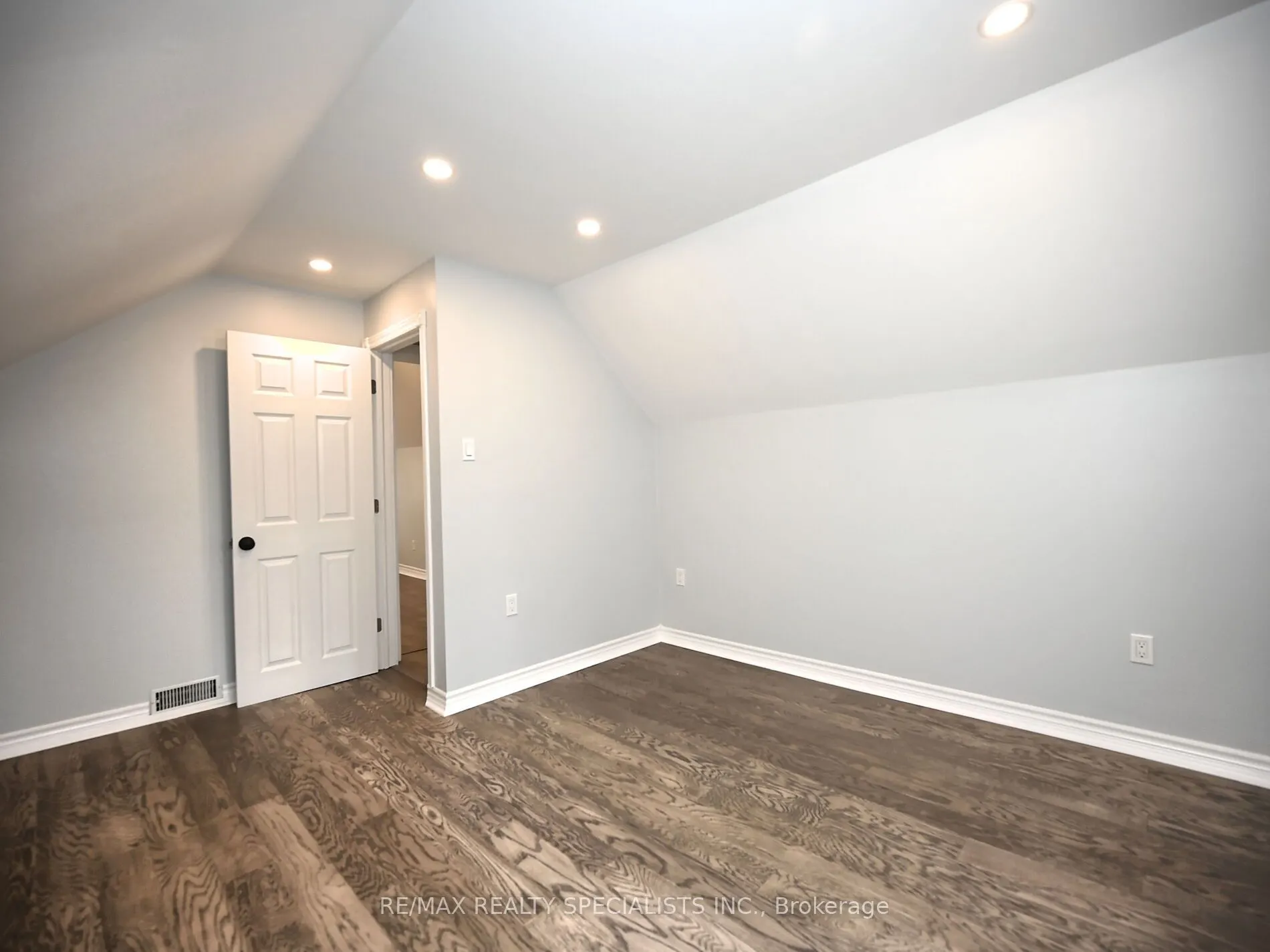 12 Elizabeth Street S