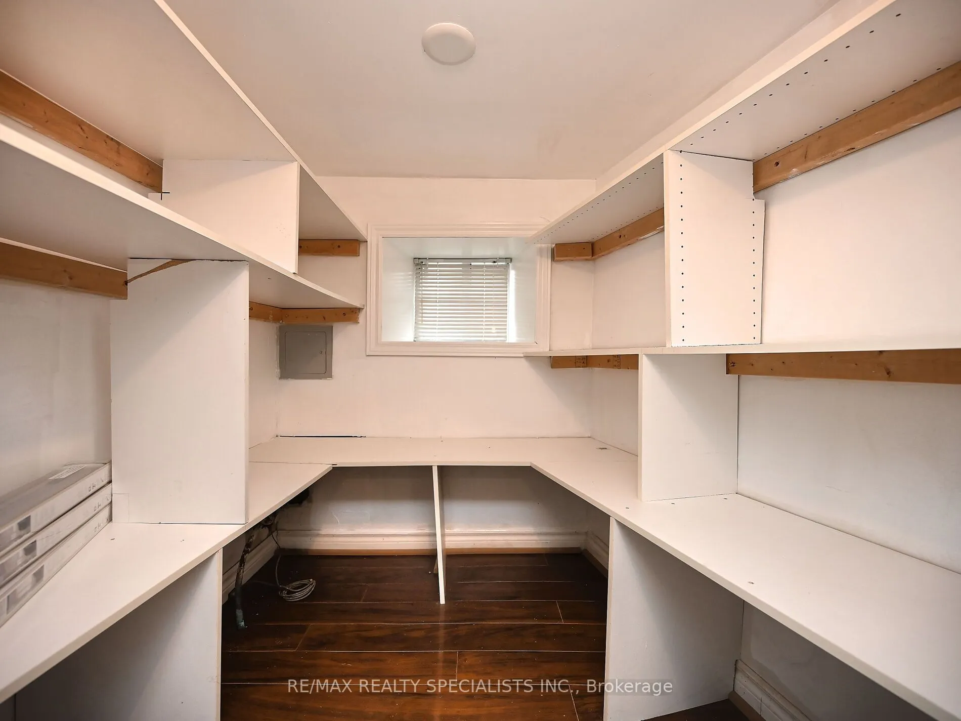 12 Elizabeth Street S