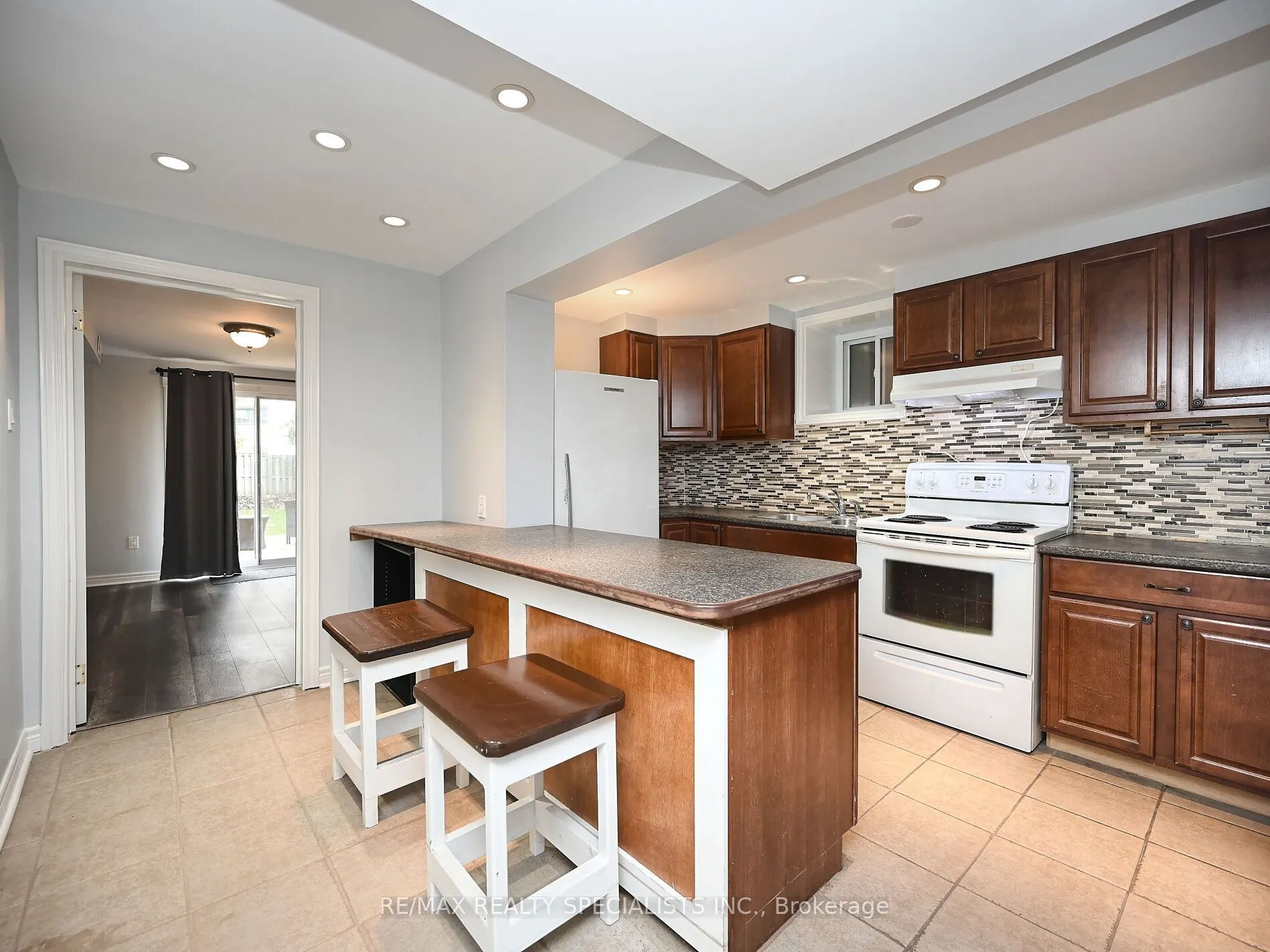 12 Elizabeth Street S