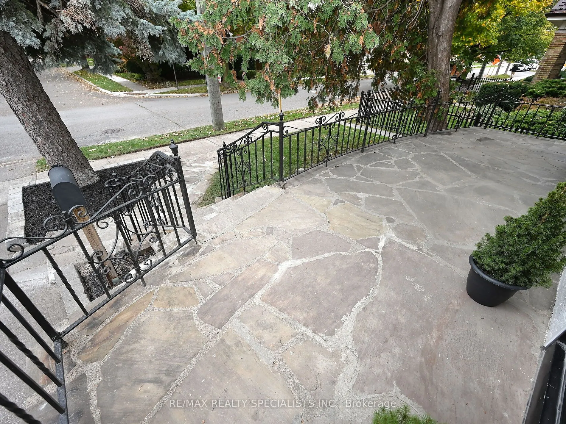 12 Elizabeth Street S