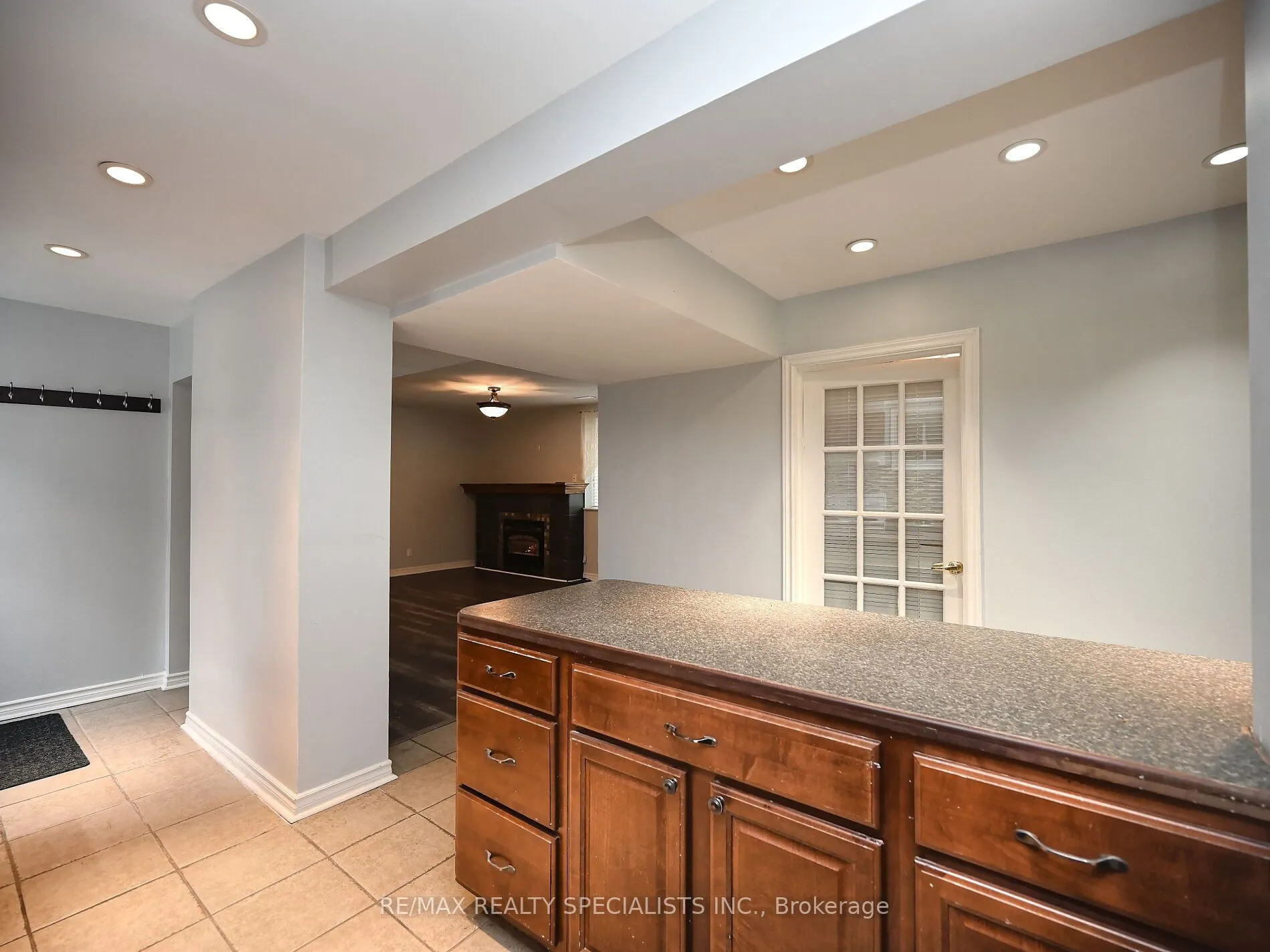 12 Elizabeth Street S