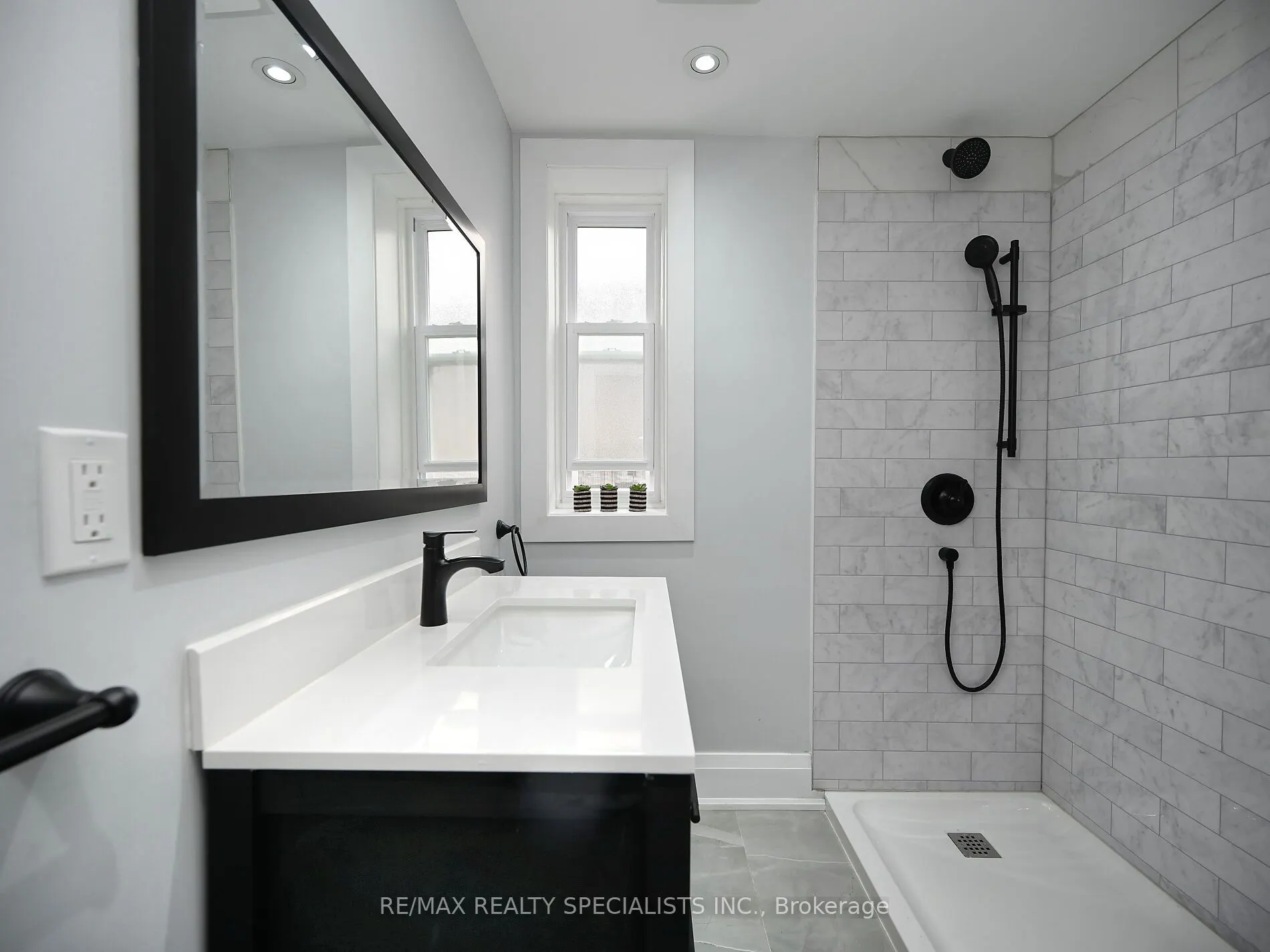 12 Elizabeth Street S