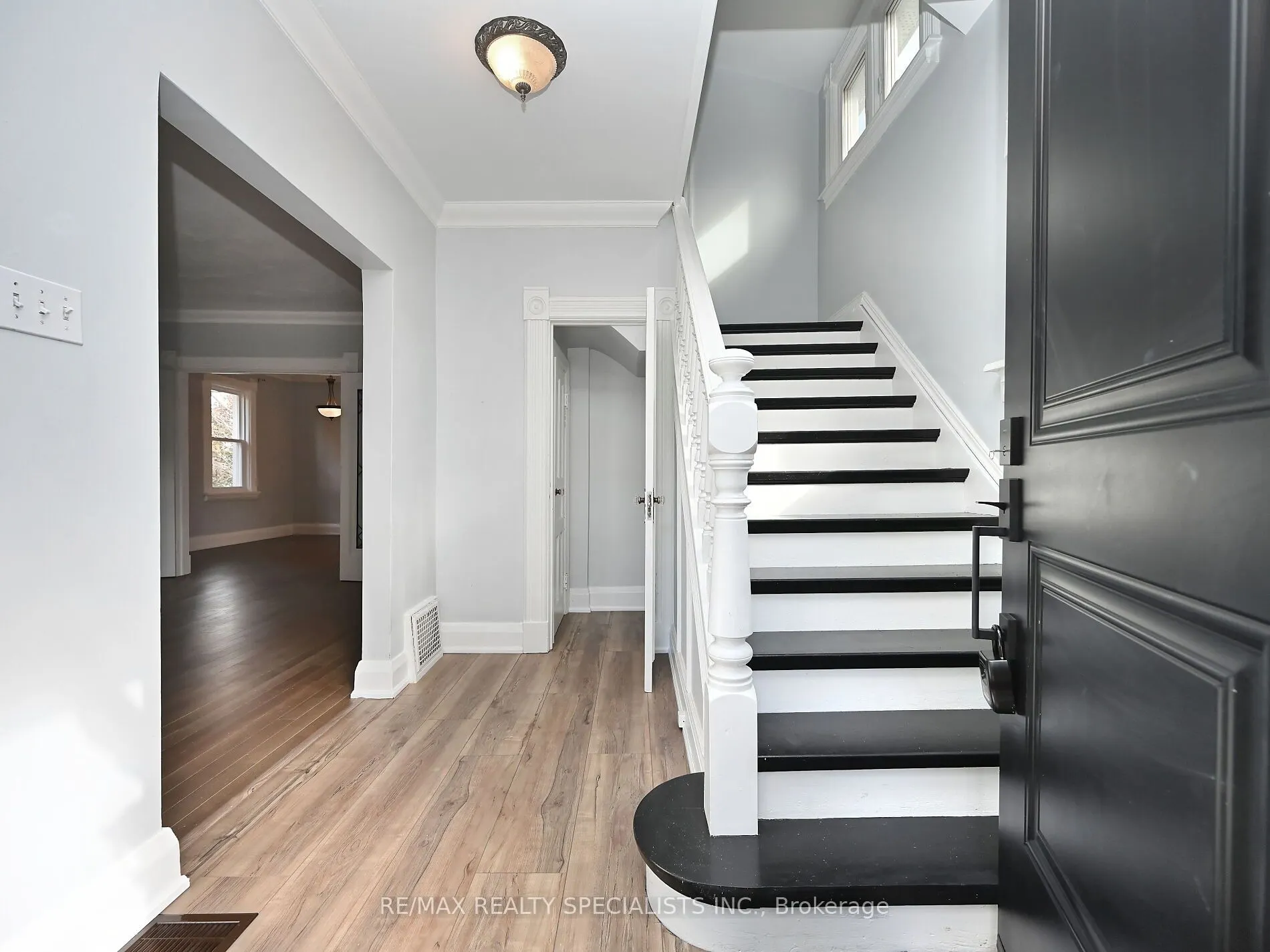 12 Elizabeth Street S