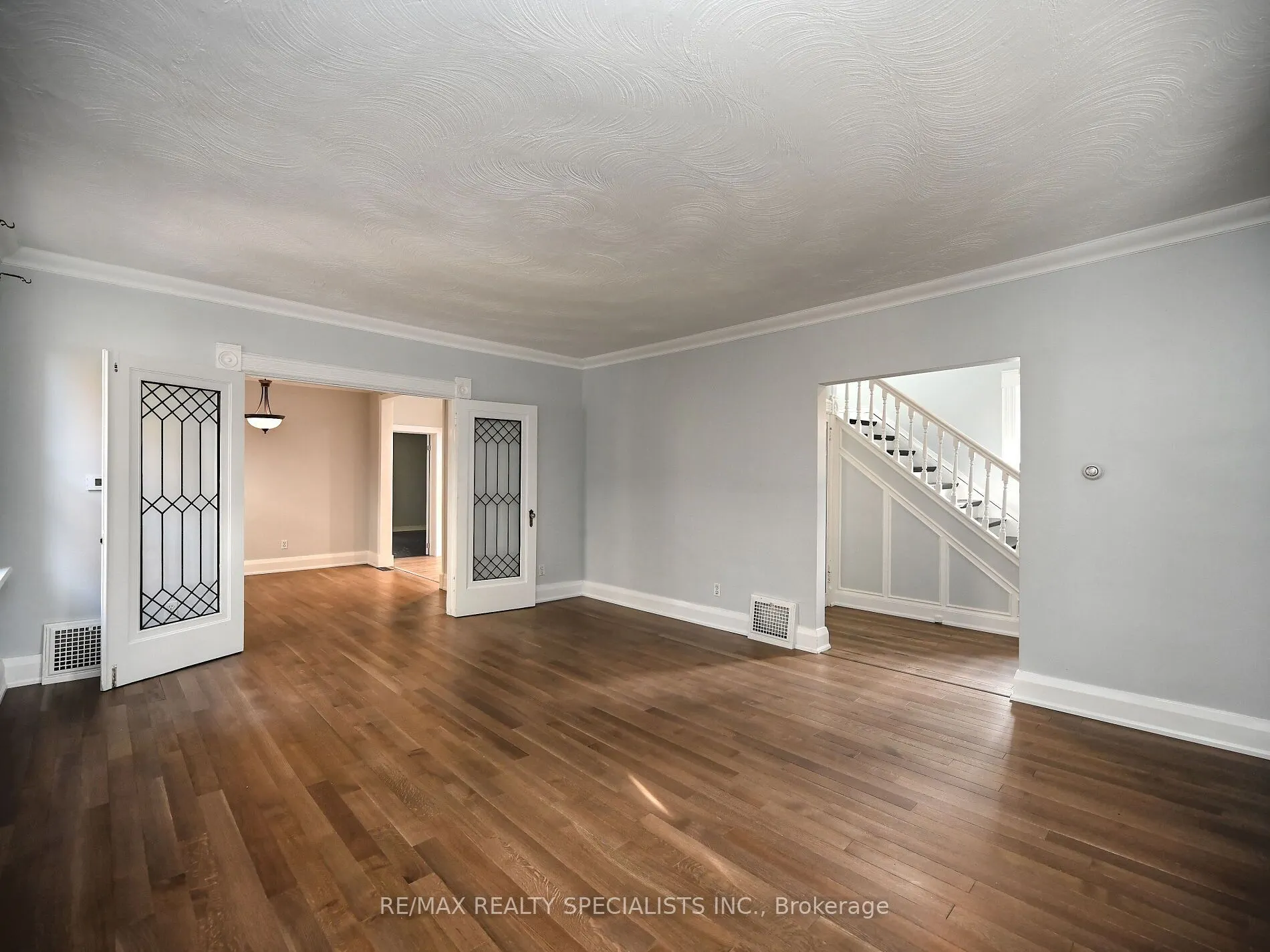 12 Elizabeth Street S