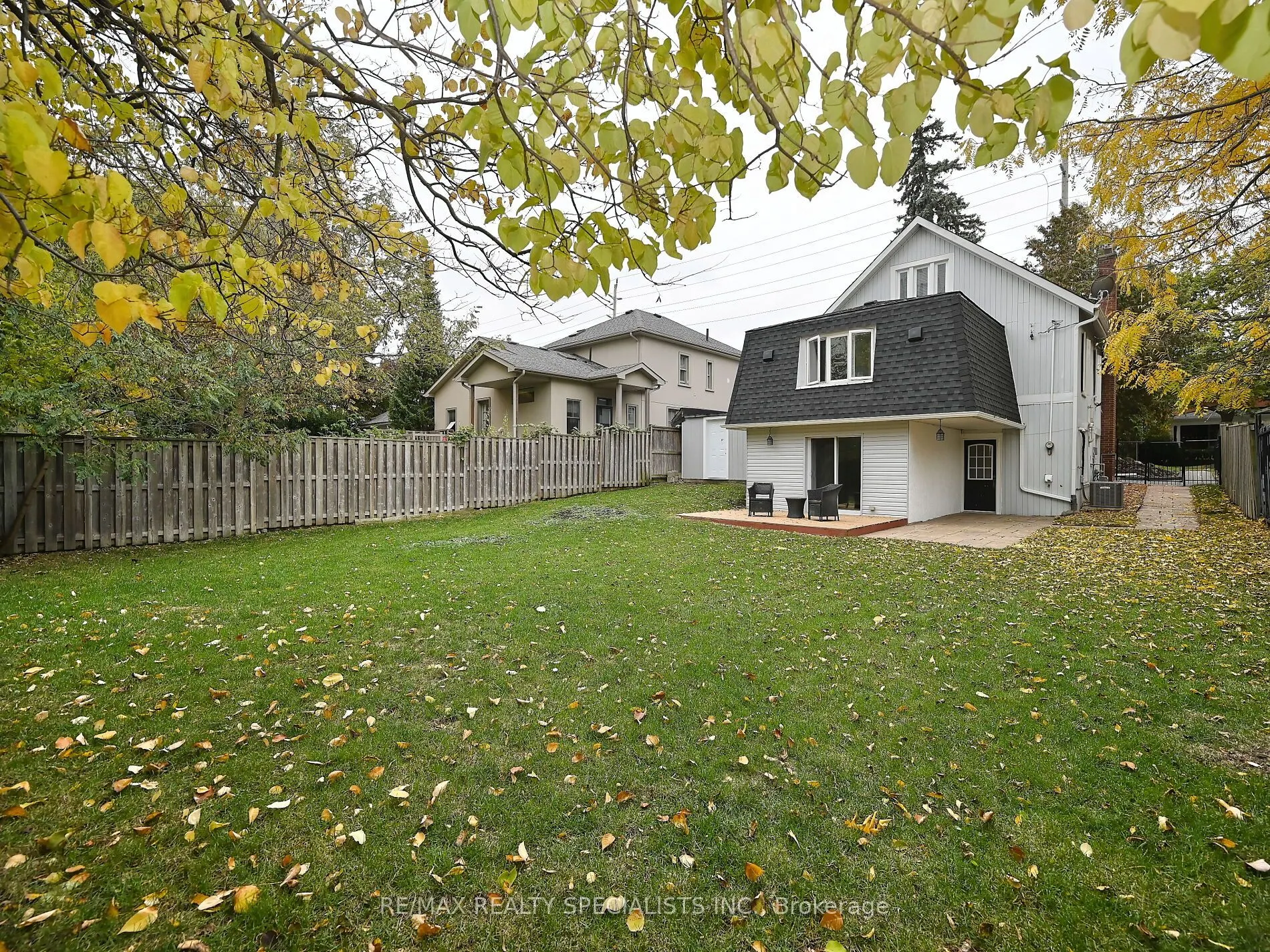 12 Elizabeth Street S