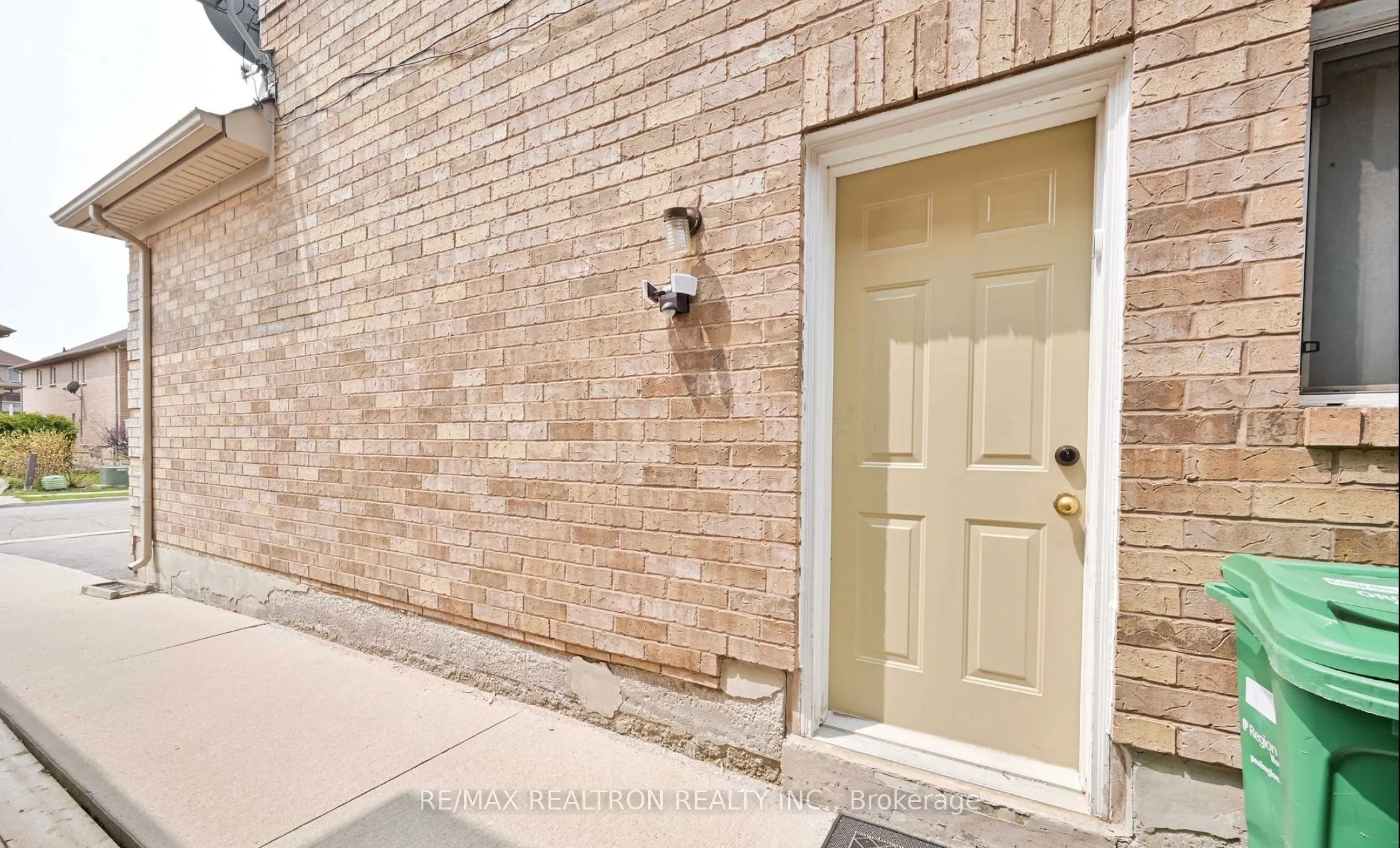 61 Fallstar Crescent