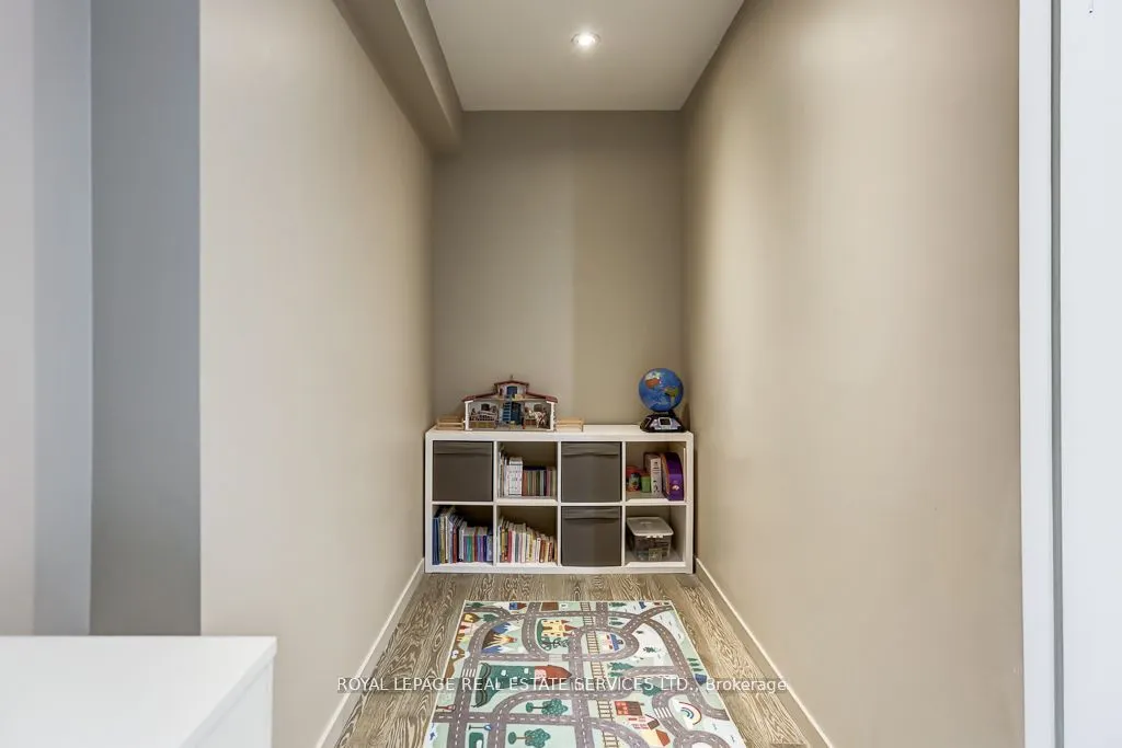 373 Sorauren Avenue, #04