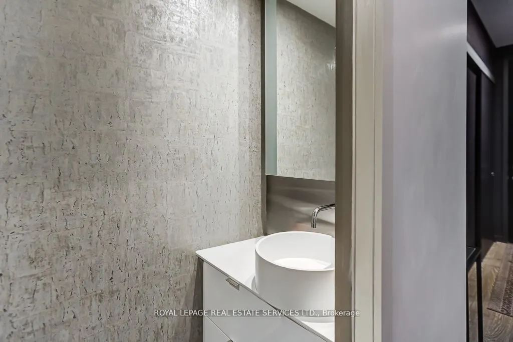 373 Sorauren Avenue, #04