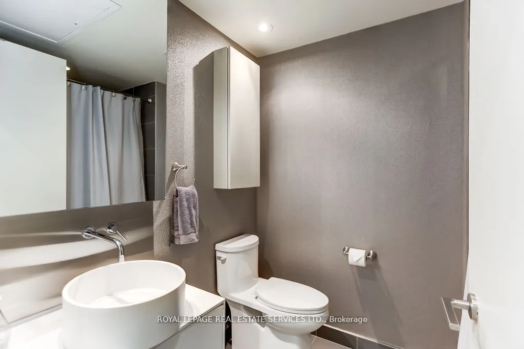 373 Sorauren Avenue, #04