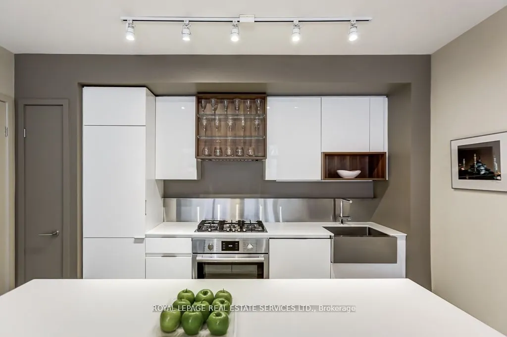 373 Sorauren Avenue, #04