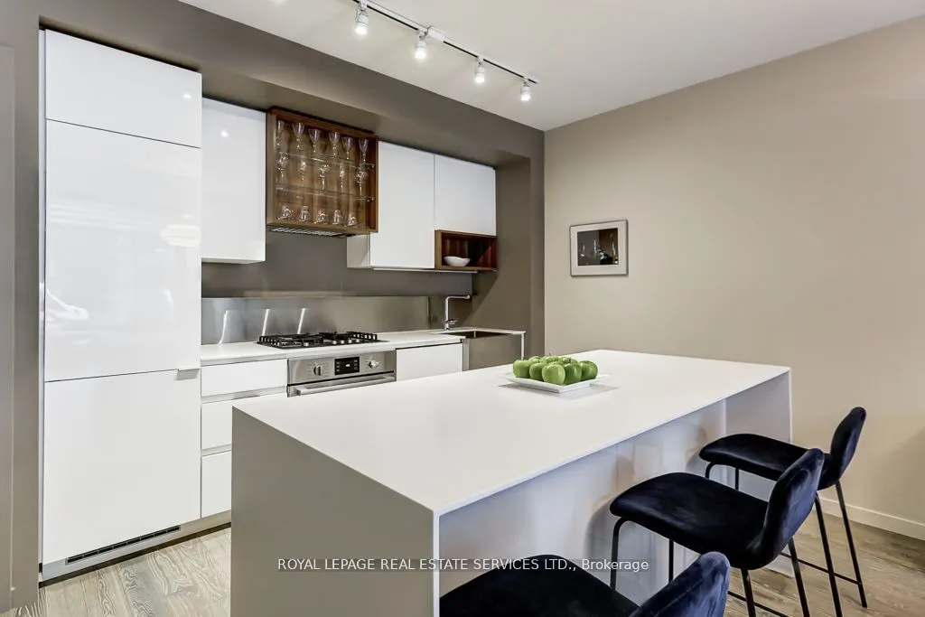 373 Sorauren Avenue, #04