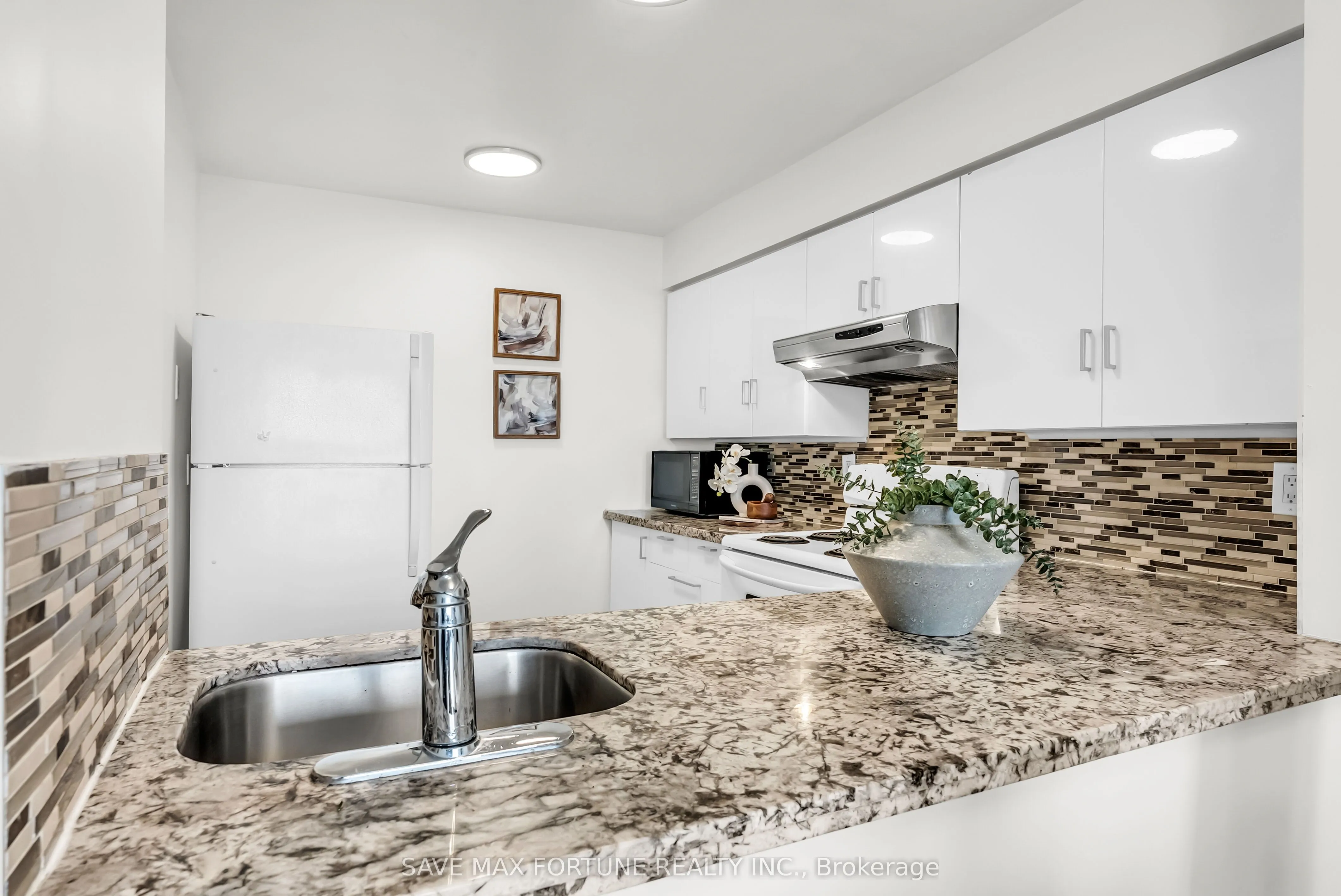 330 Rathburn Road W, #1006