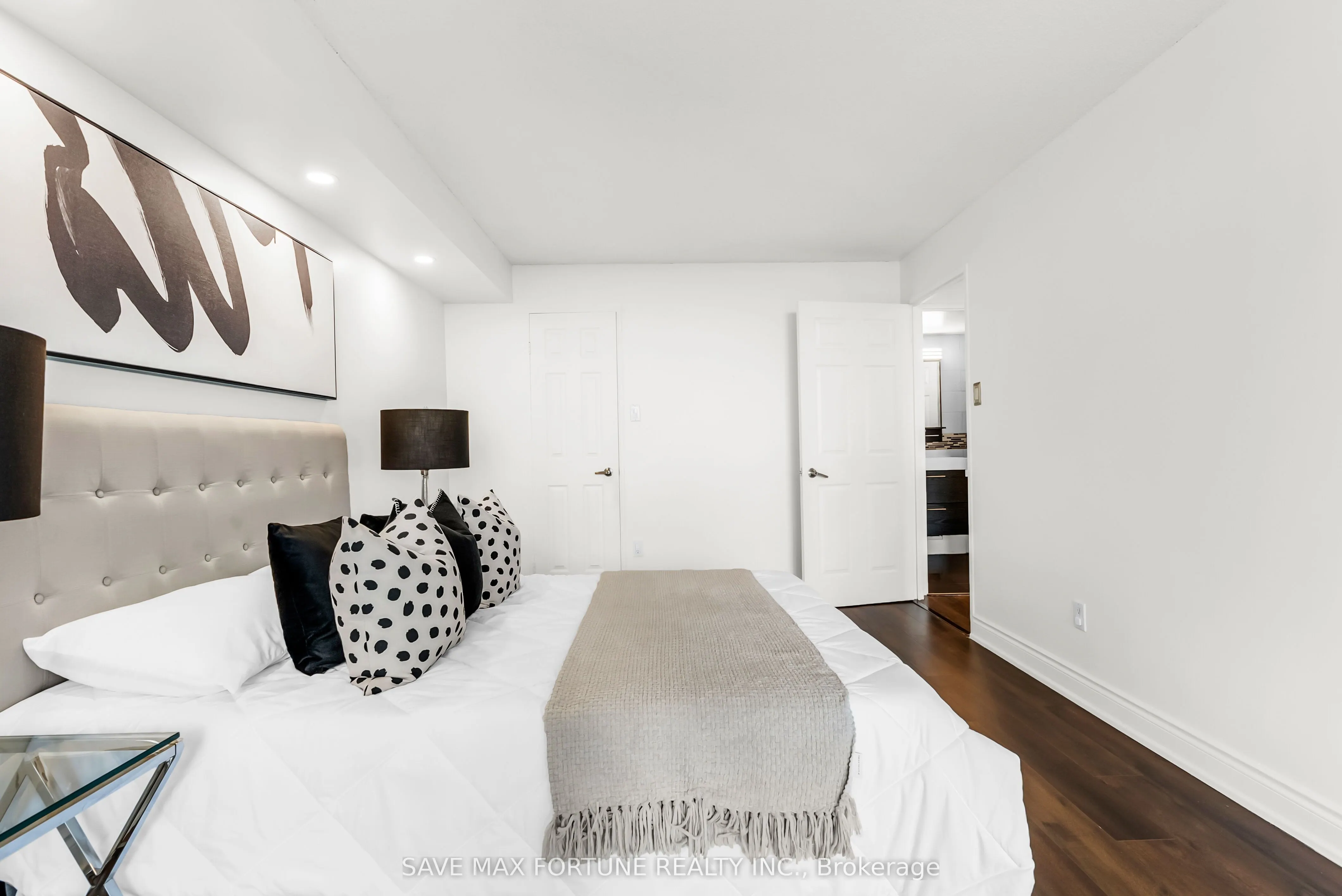 330 Rathburn Road W, #1006