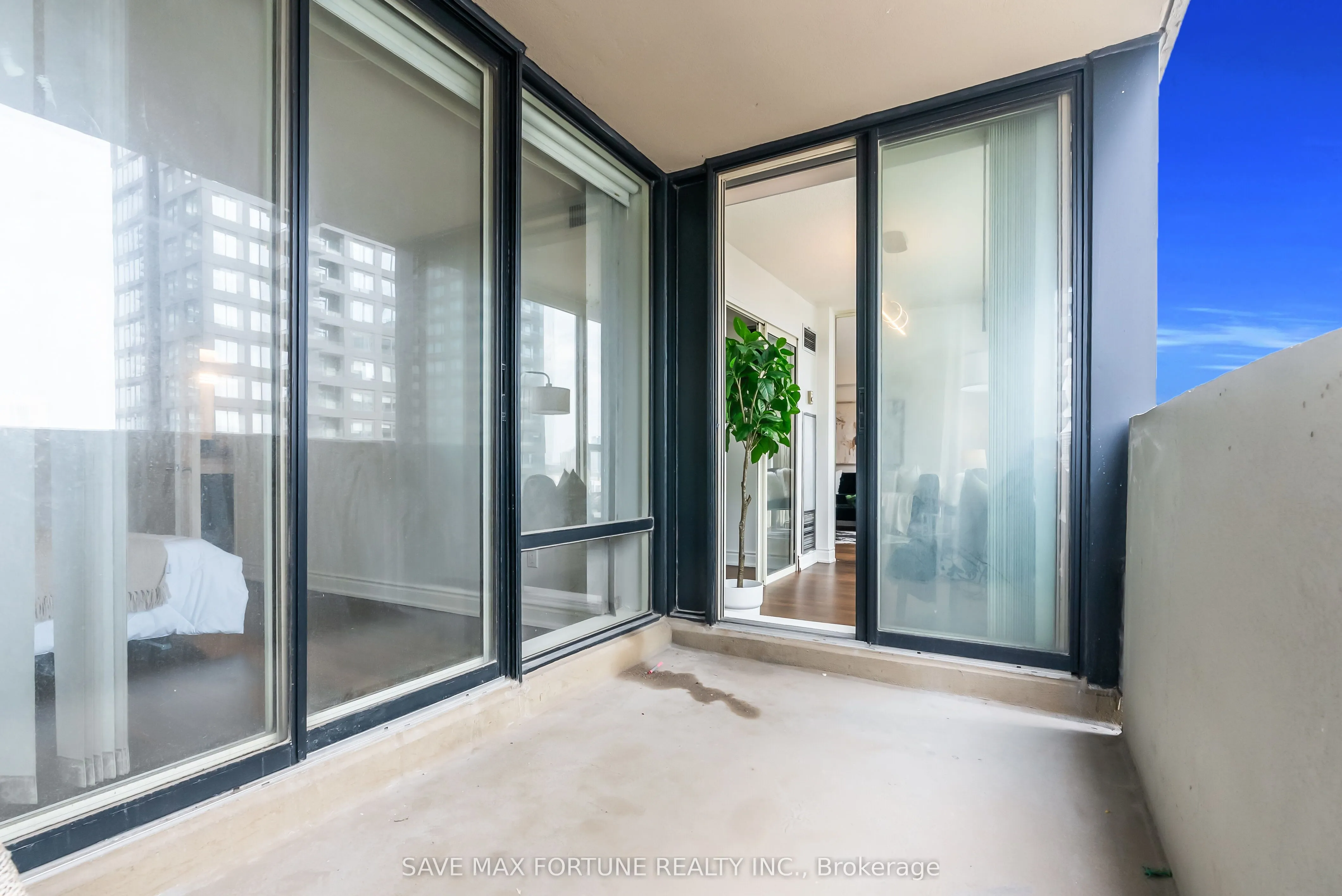 330 Rathburn Road W, #1006