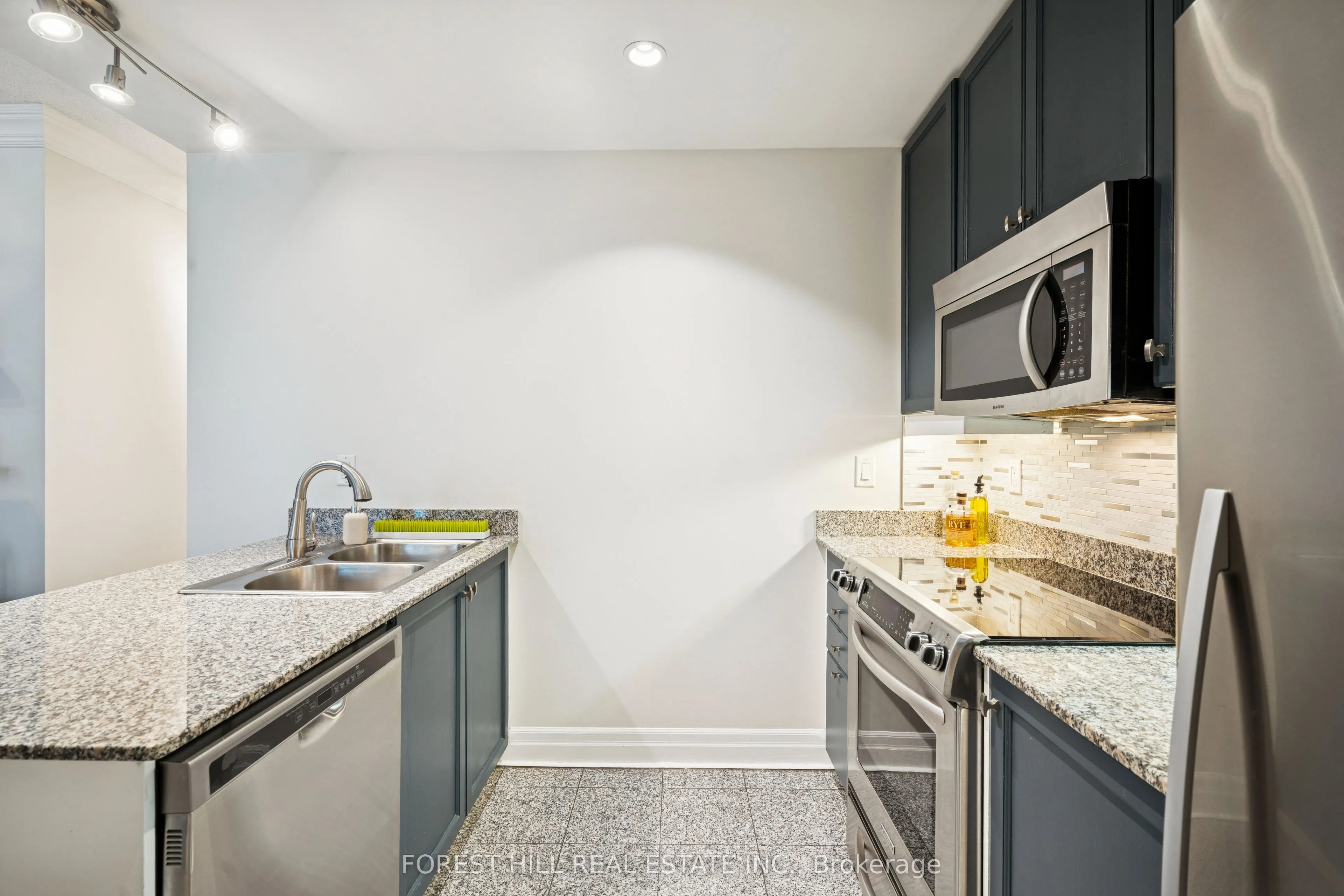 88 Palace Pier Court, #906