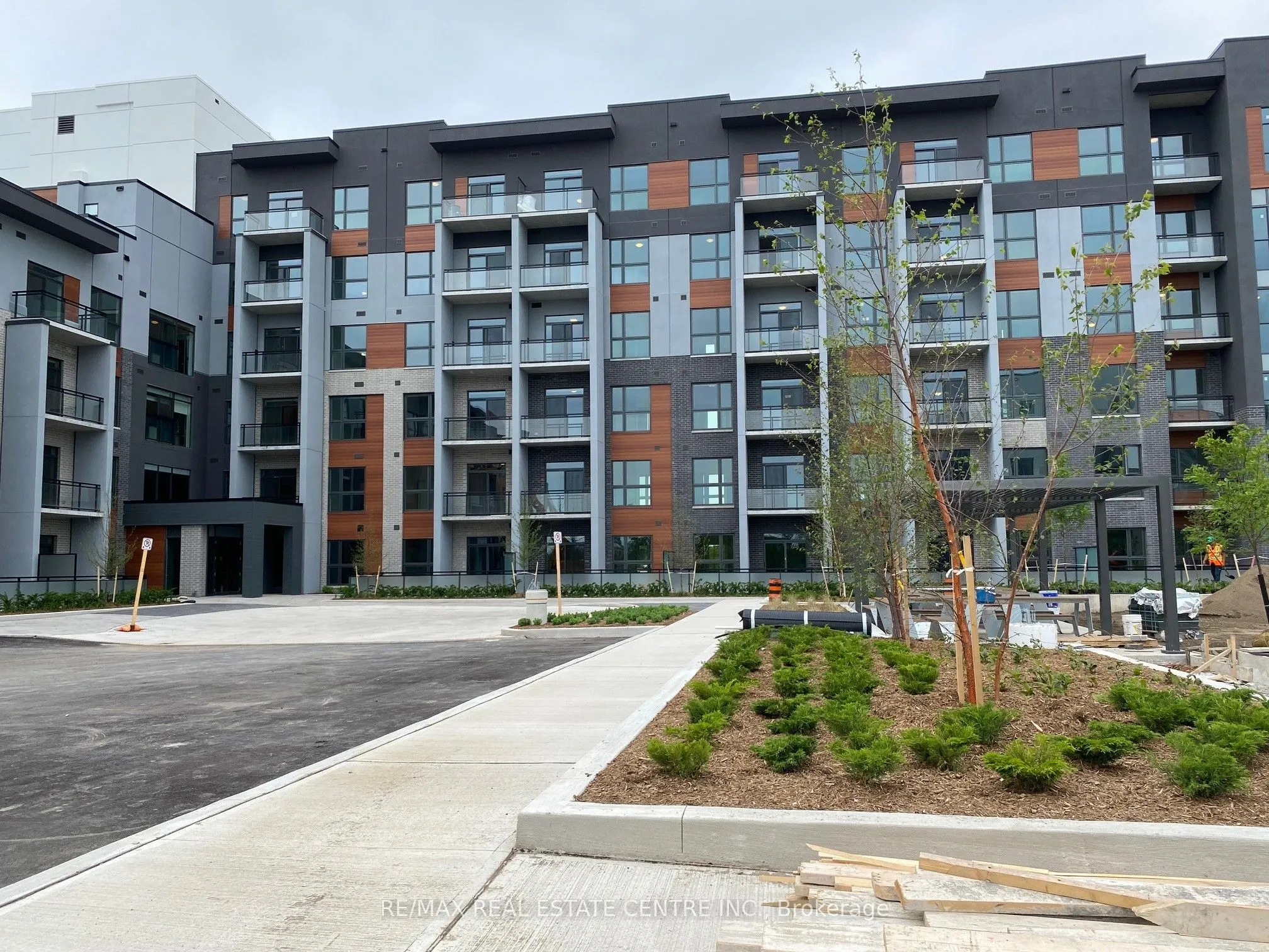 95 Dundas Street W, #228