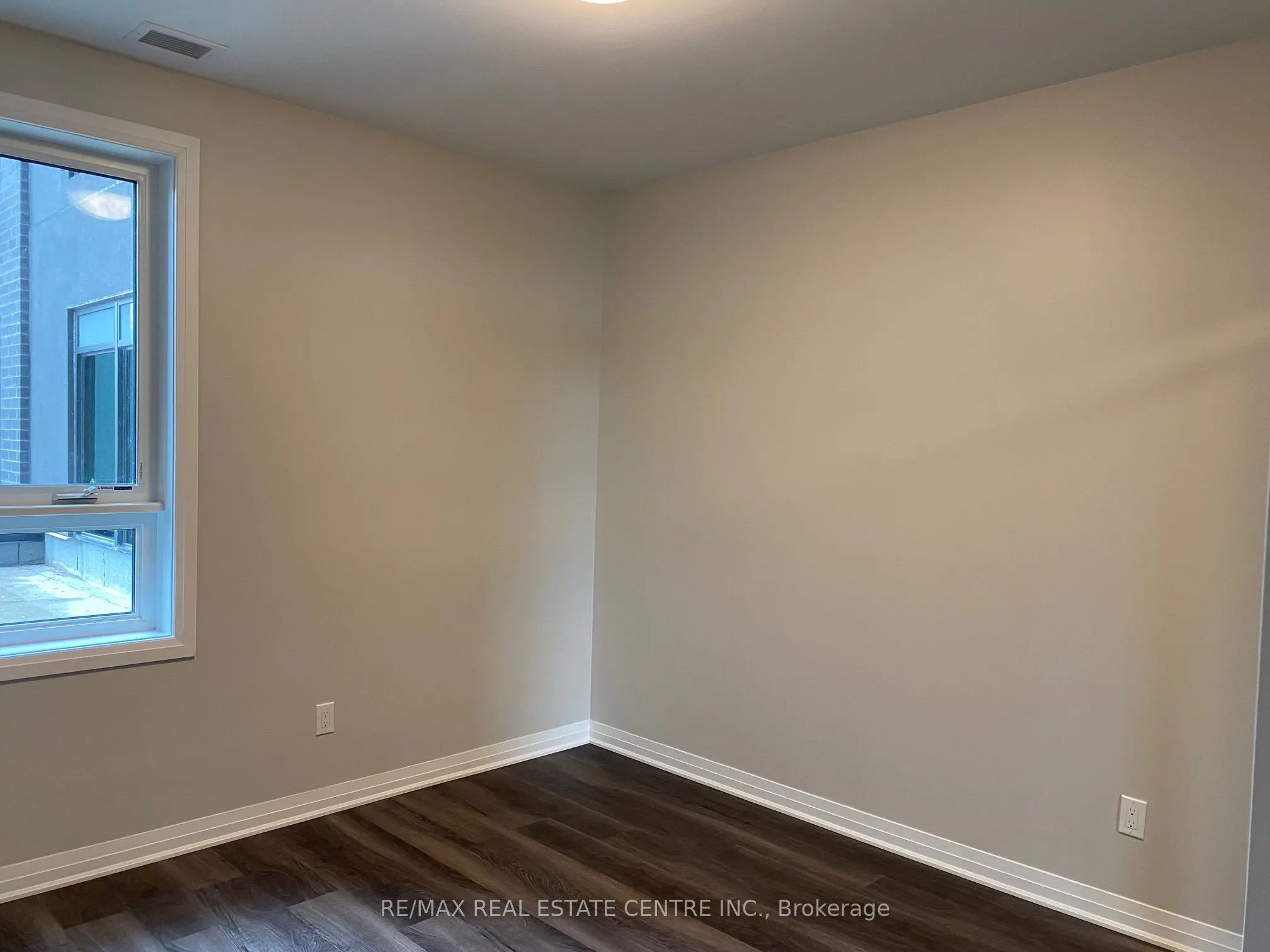 95 Dundas Street W, #228