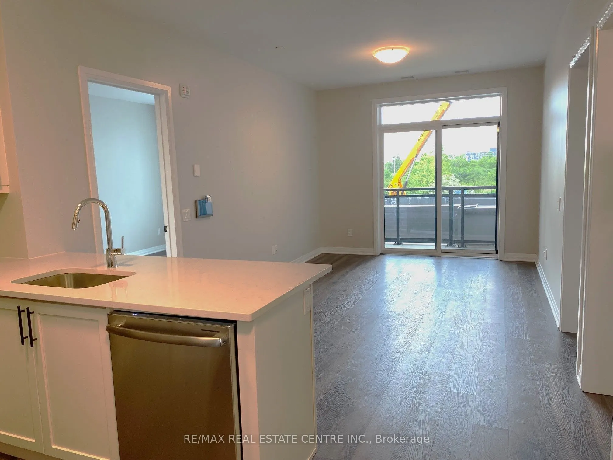 95 Dundas Street W, #228