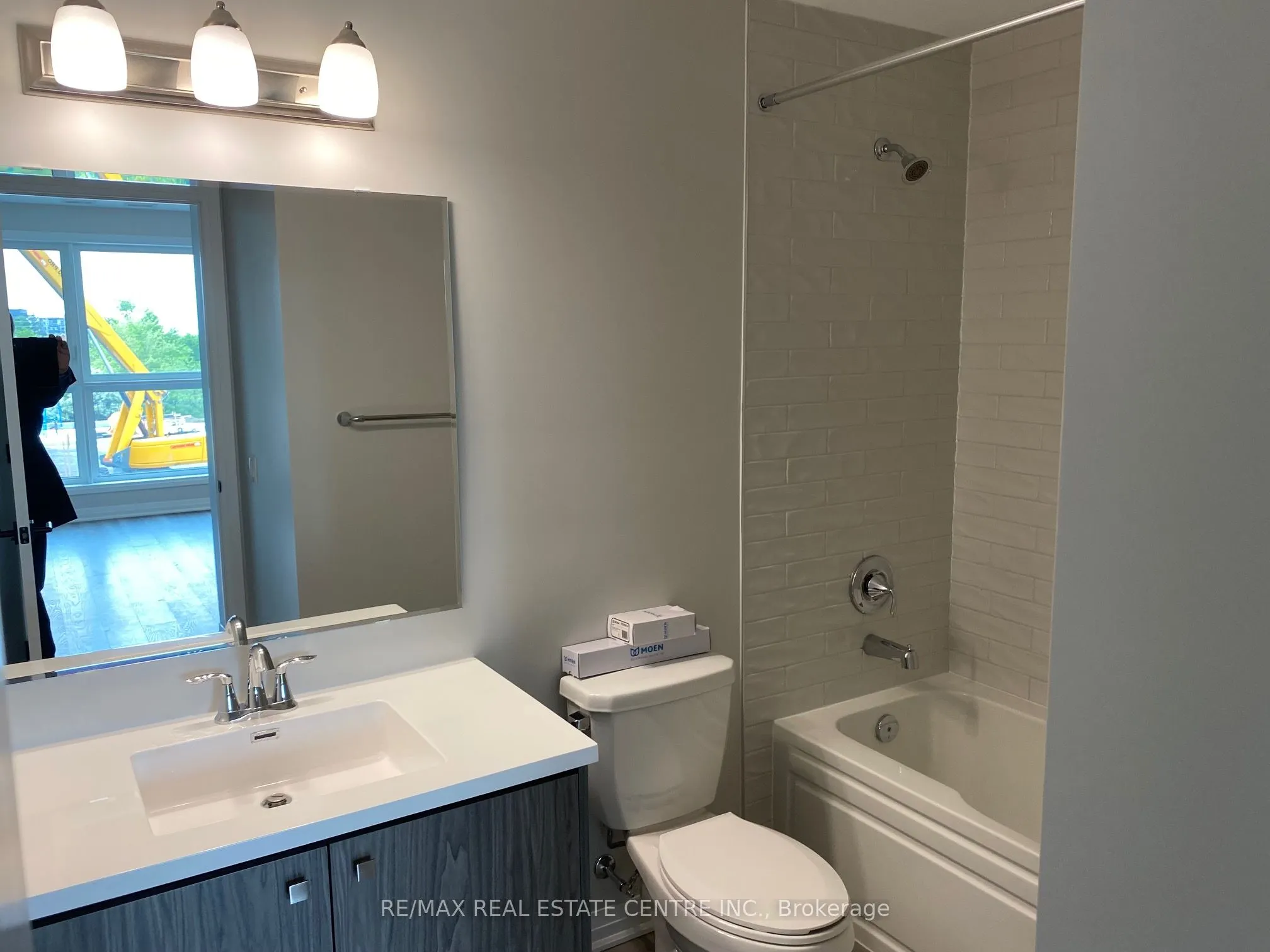 95 Dundas Street W, #228