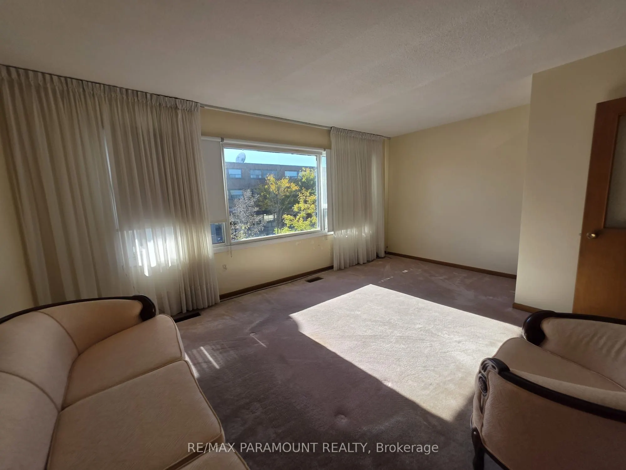 1674 St Clair Avenue W